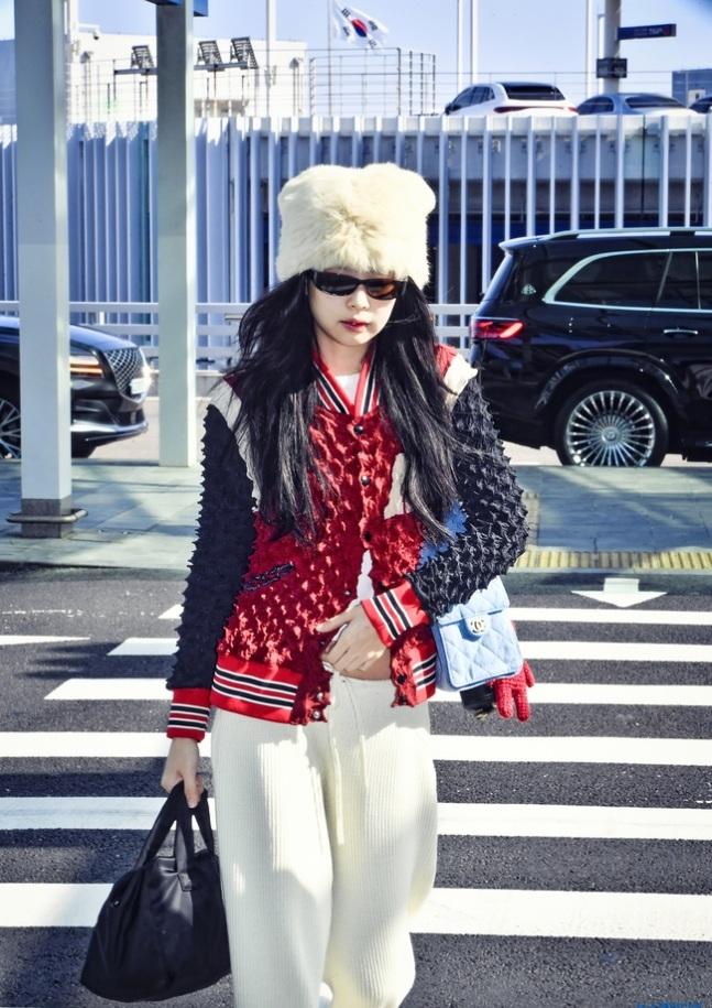 Jennie今早如時尚女神般現身仁川機場。