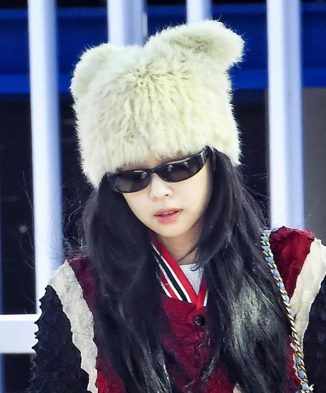 Jennie頭上的白色毛毛帽,成為話題焦點。