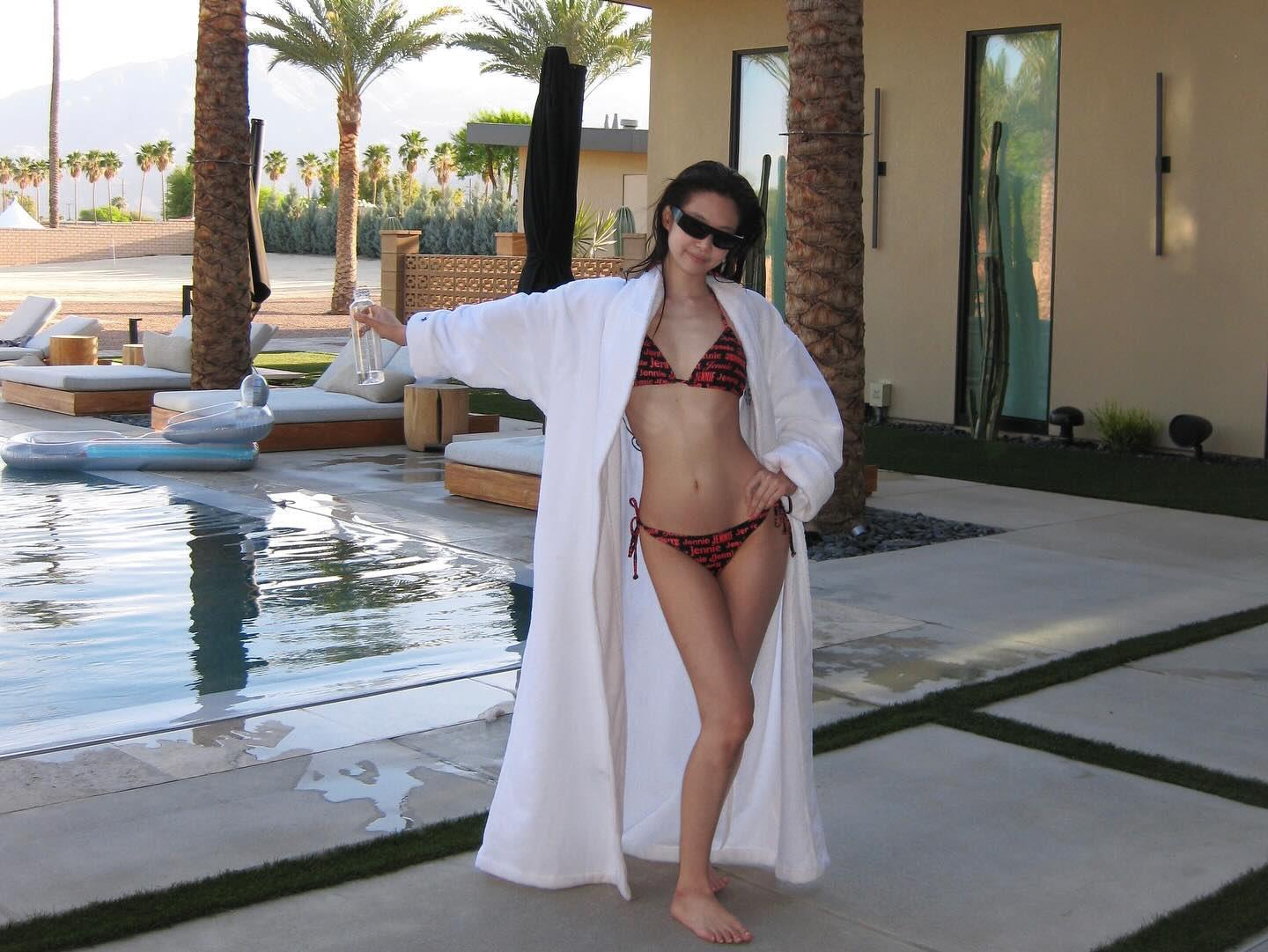 Jennie的三點式泳裝,印滿她的名字。