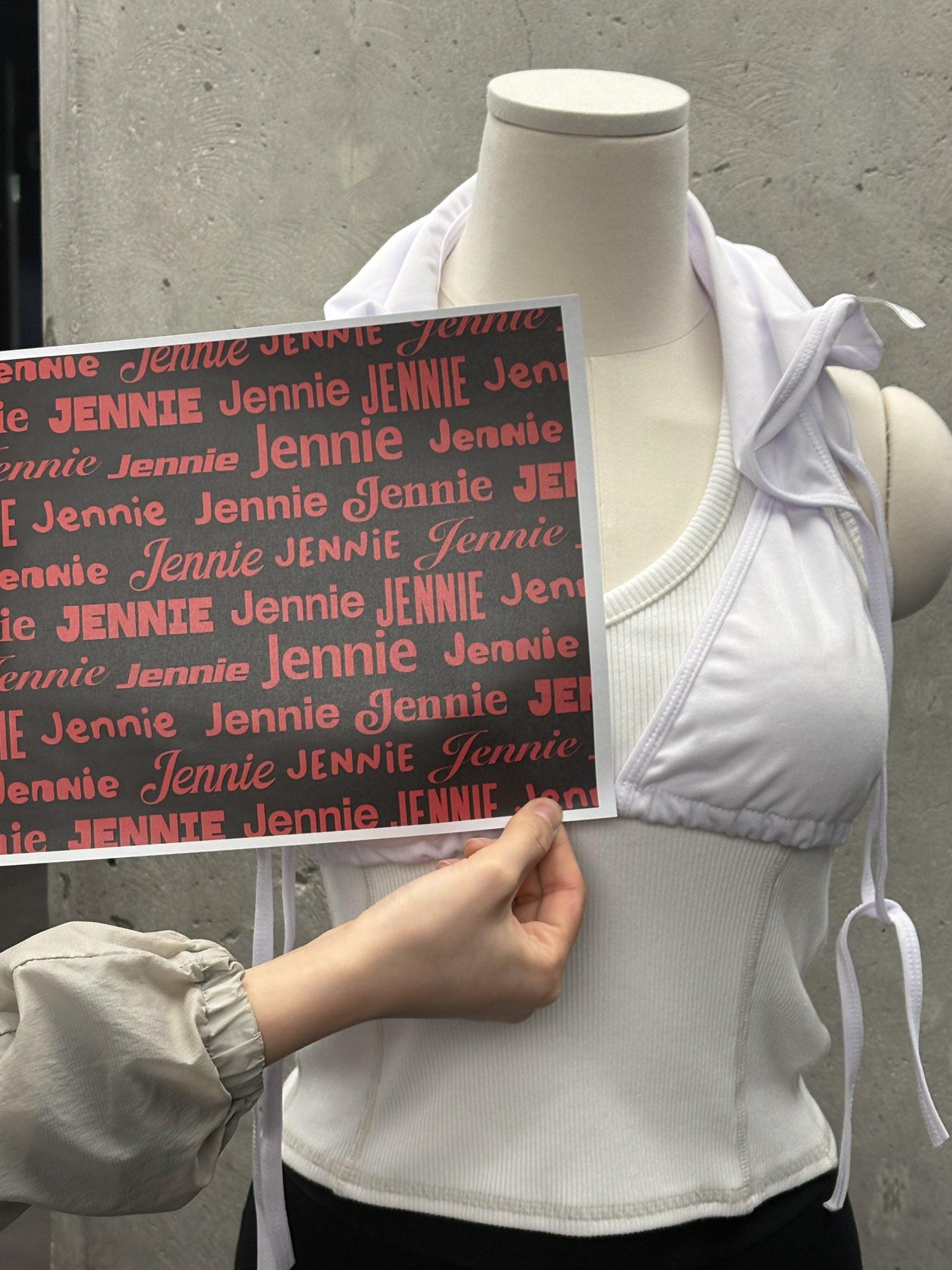 Jennie的三點式泳裝,印滿她的名字。