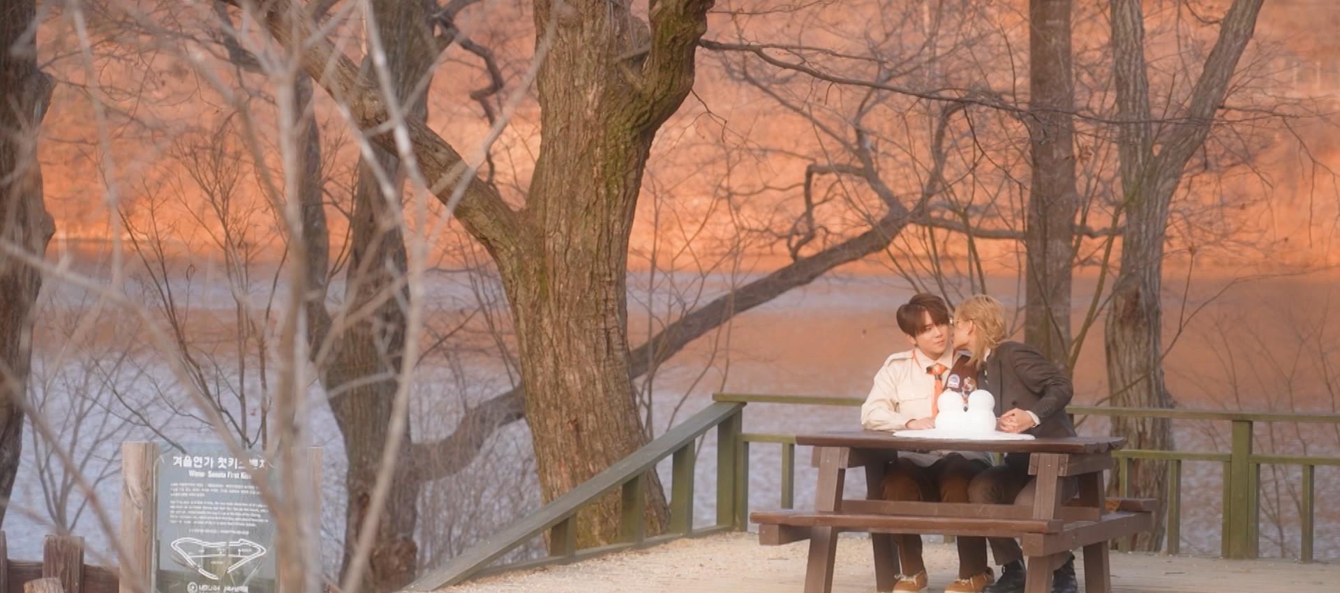 Jeremy和姜濤去到《冬季戀歌》的名場景,重演劇中姜俊尚和鄭惟珍初吻的名場面。