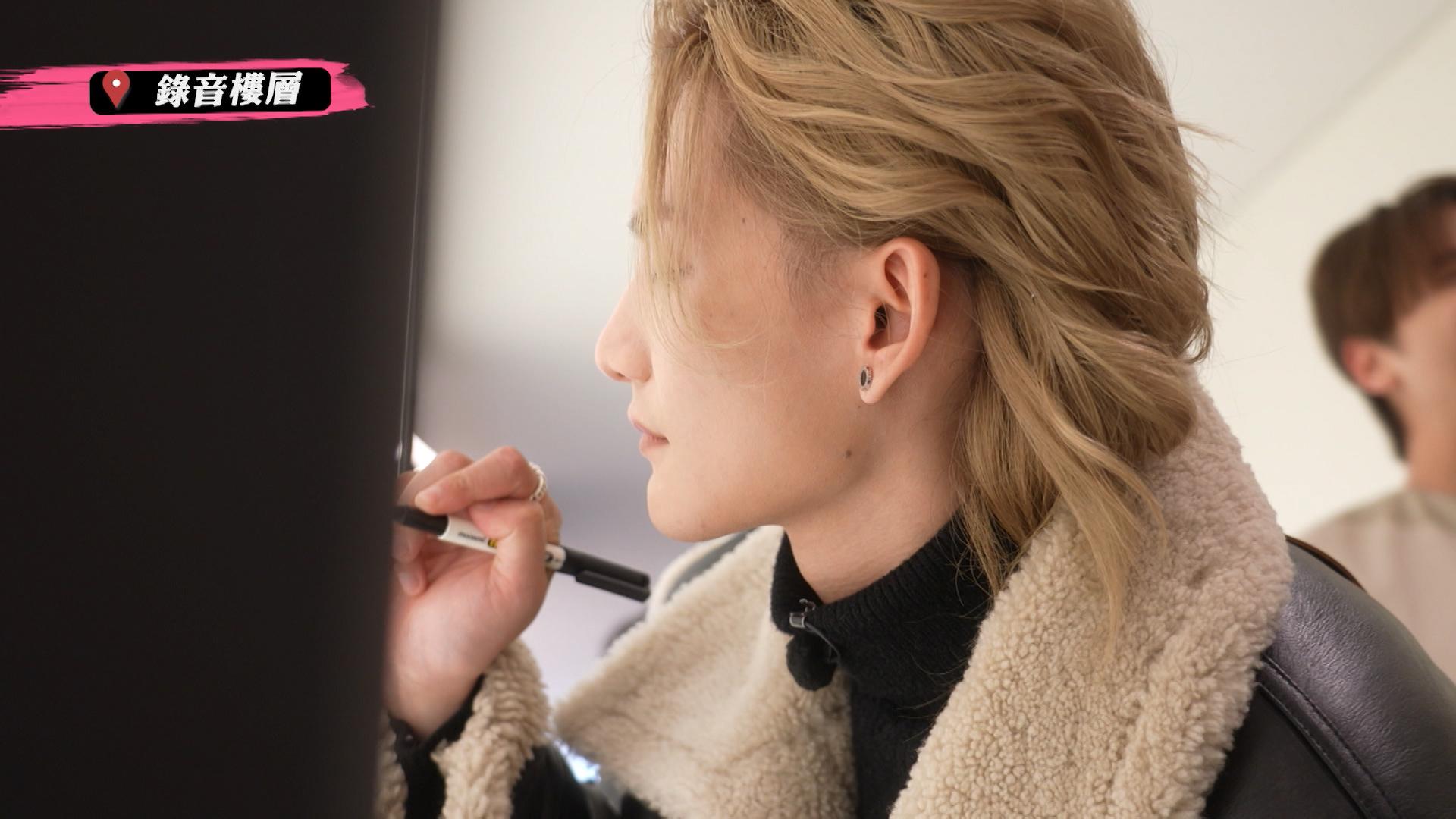 Jeremy在SM 藝人簽名牆上簽名。