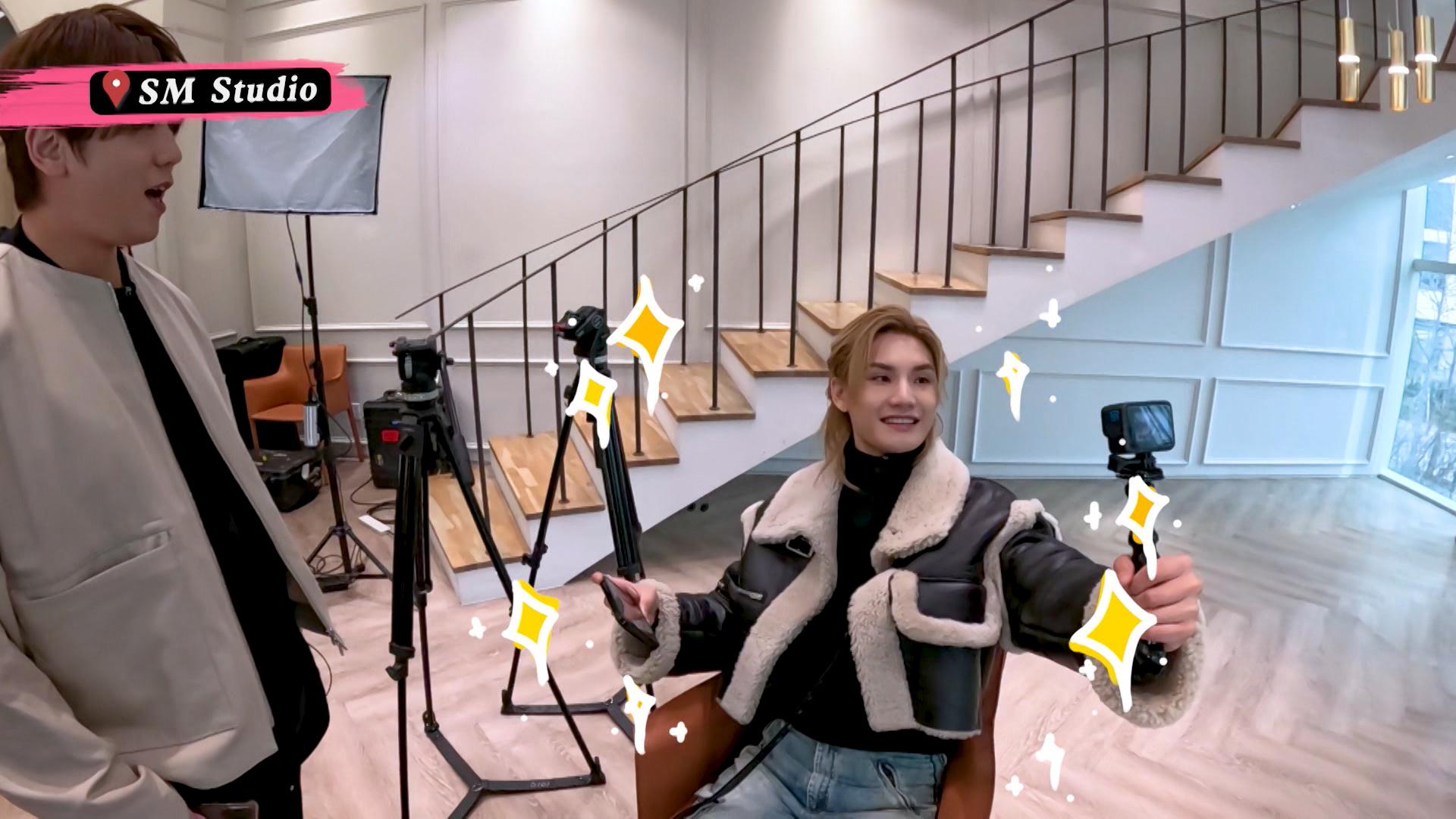 Jeremy滿心歡喜地坐在少女時代成員太妍曾坐過的椅子上。