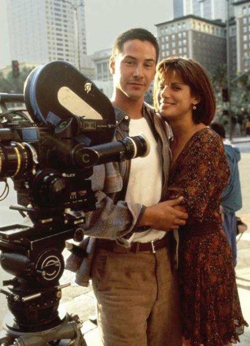 《生死時速》講述拆彈專家奇洛與乘客珊迪娜合力拆除巴士炸彈的故事。