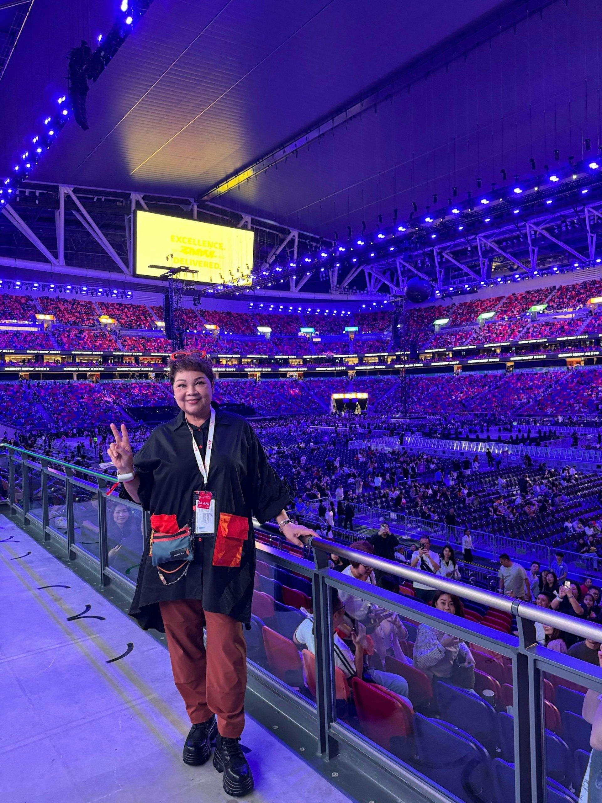 肥媽跟多位好友一齊去啟德睇謝霆鋒演唱會。