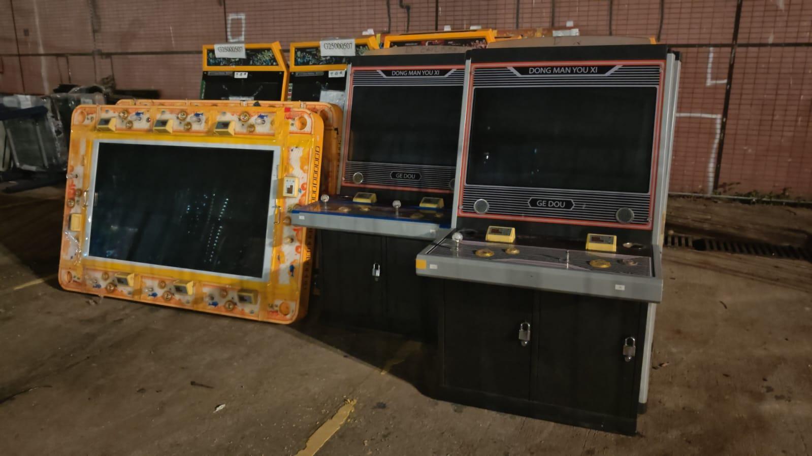 人員檢獲8部釣魚機、一批賭具及小量賭款。(警方圖片)