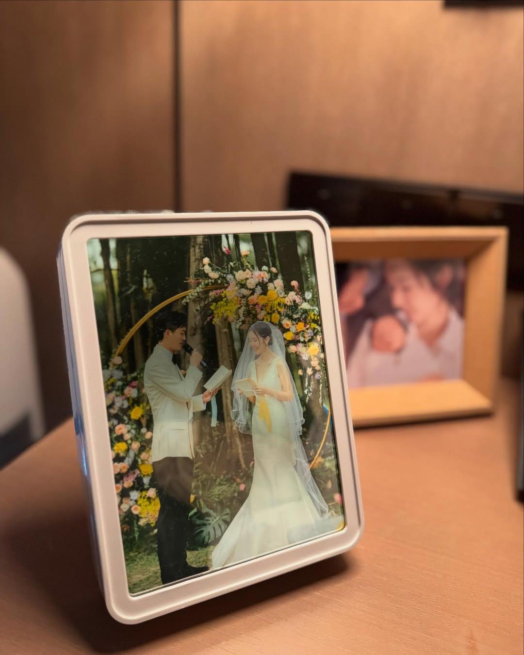 老公準備了一個小驚喜,送上一個貼著婚紗照的小小燈箱。