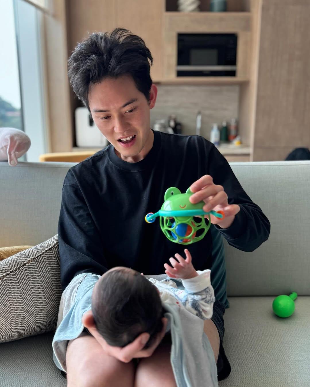 盛勁為一臉倦容湊BB。