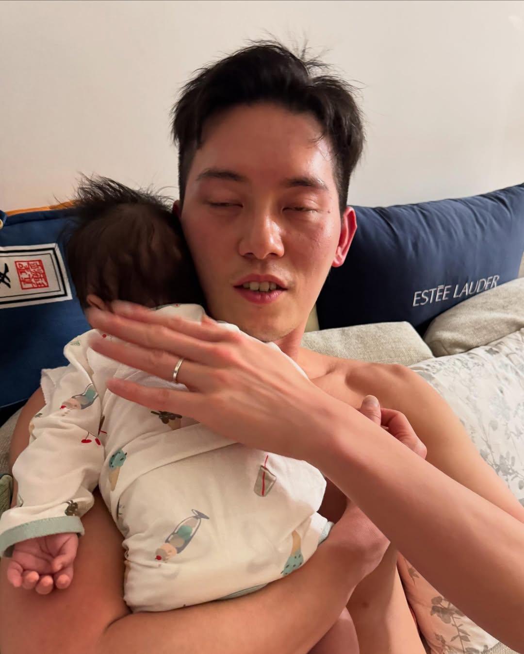 盛勁為一臉倦容湊BB。