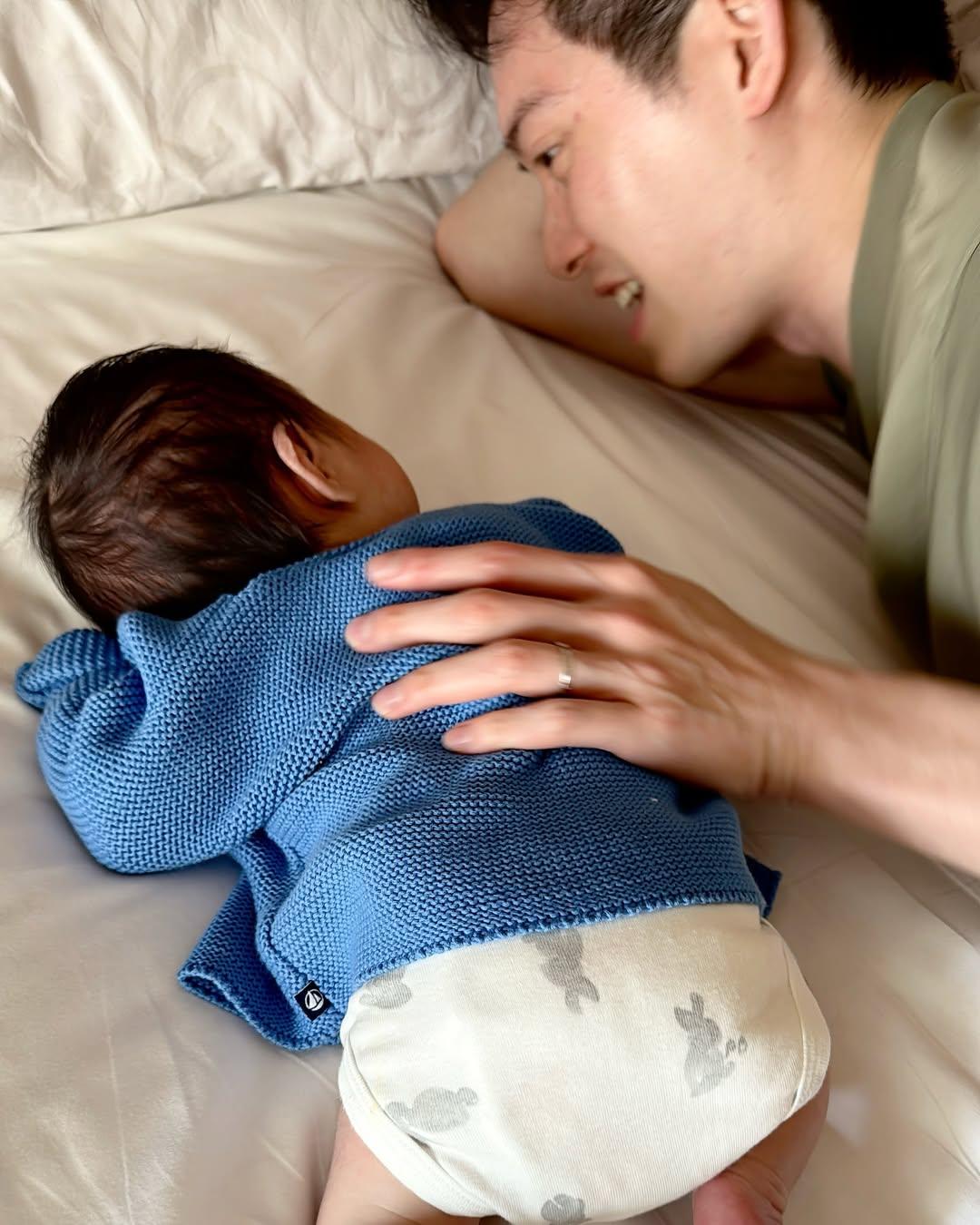 盛勁為一臉倦容湊BB。