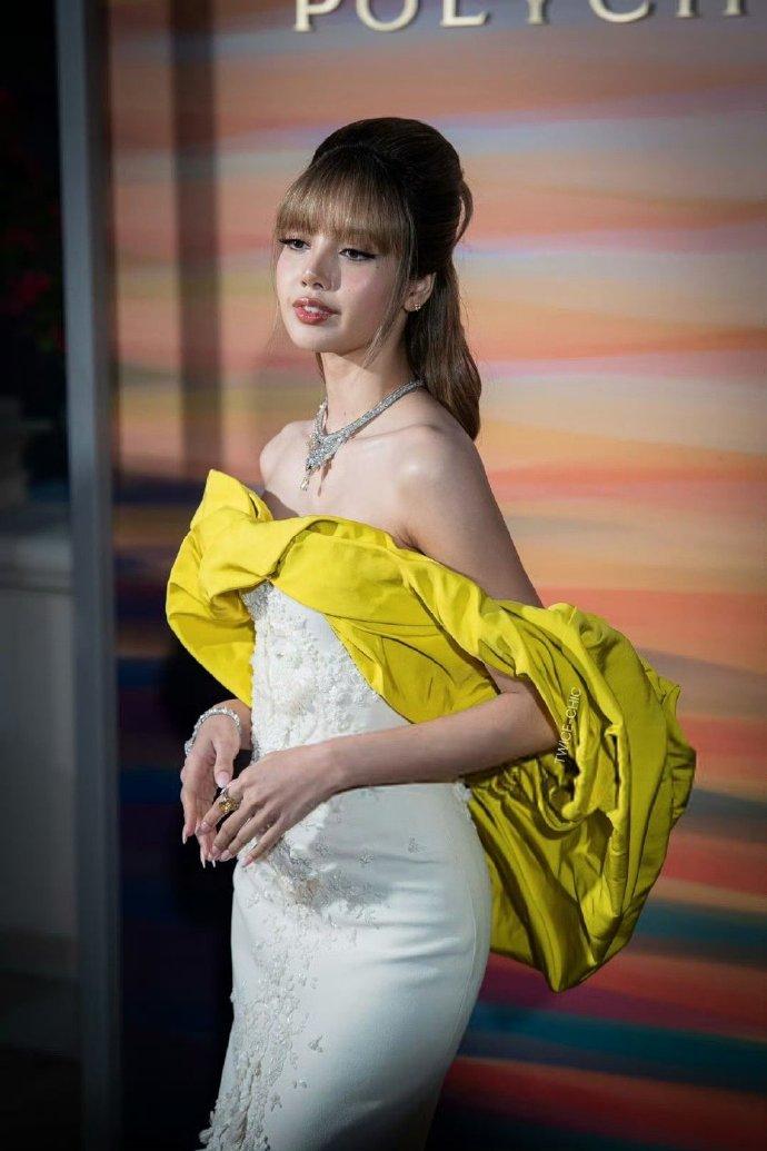 lLisa整齊劉海髮型,加上名貴首飾加持,讓她的整體形象如迪士尼的公主。