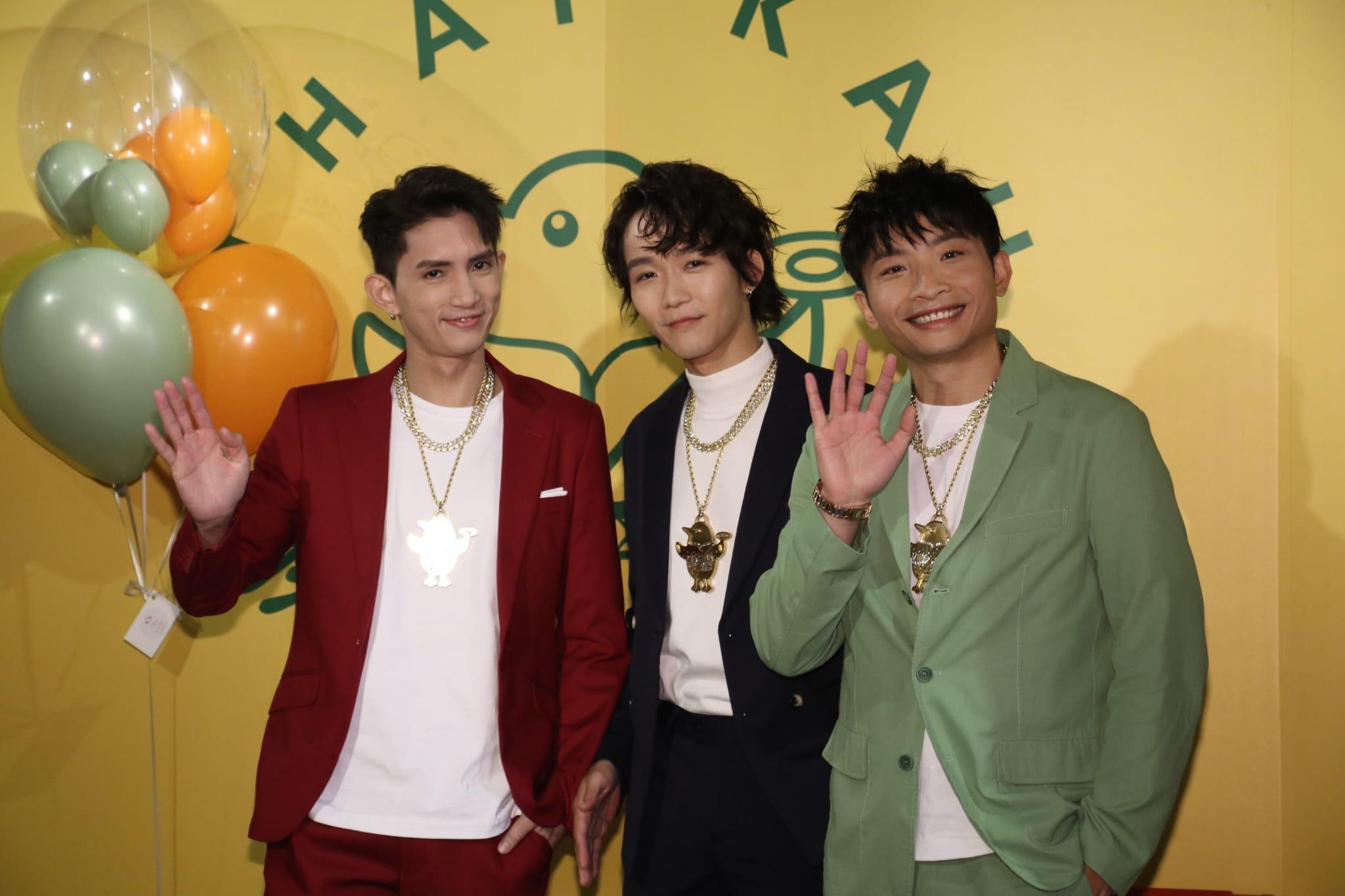 Lokman、Alton及Dee合資新舖時,3位老闆落場宣傳新店開張。