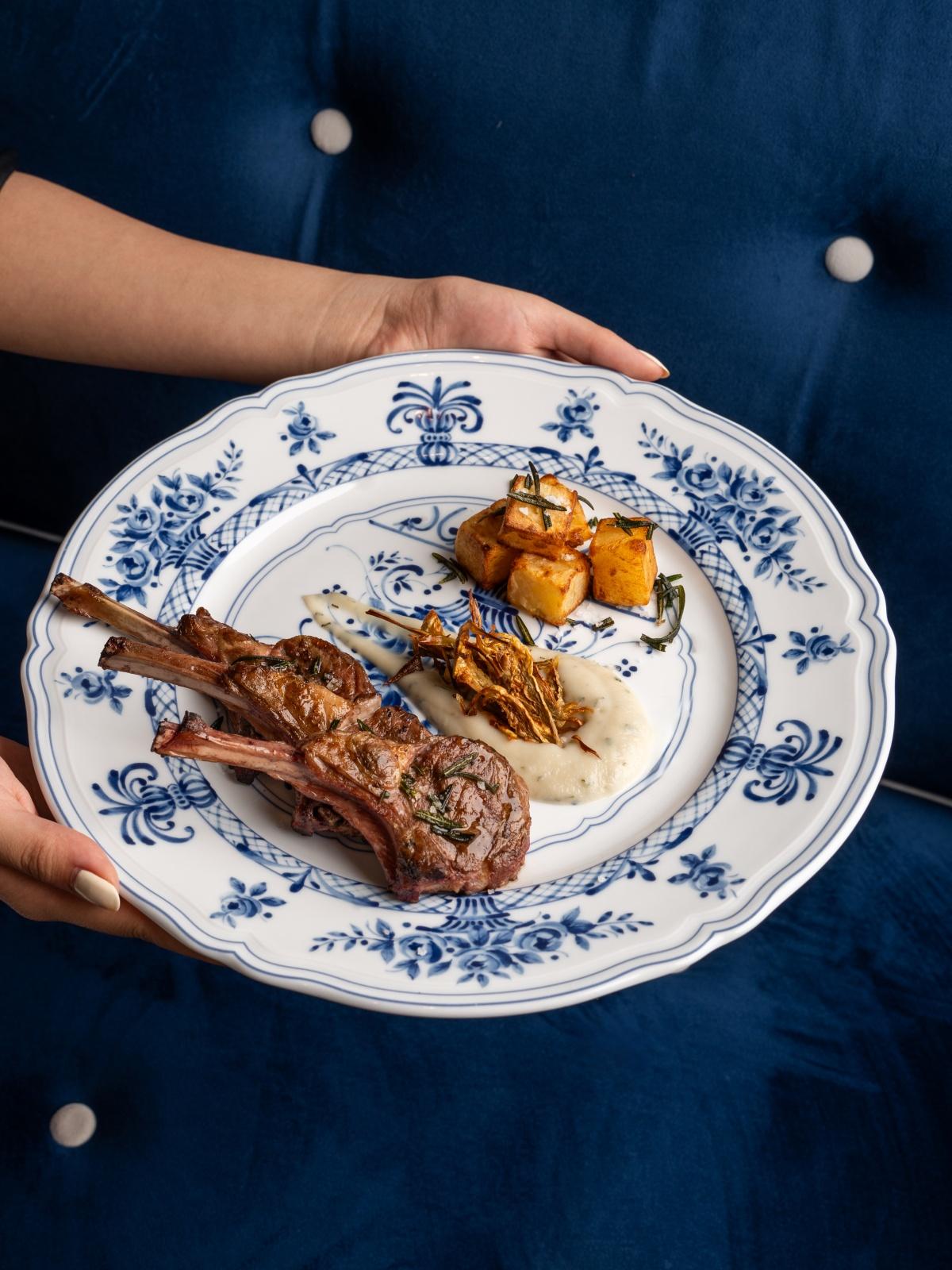 炭烤羊扒配雅枝竹蓉及三重香炸薯仔