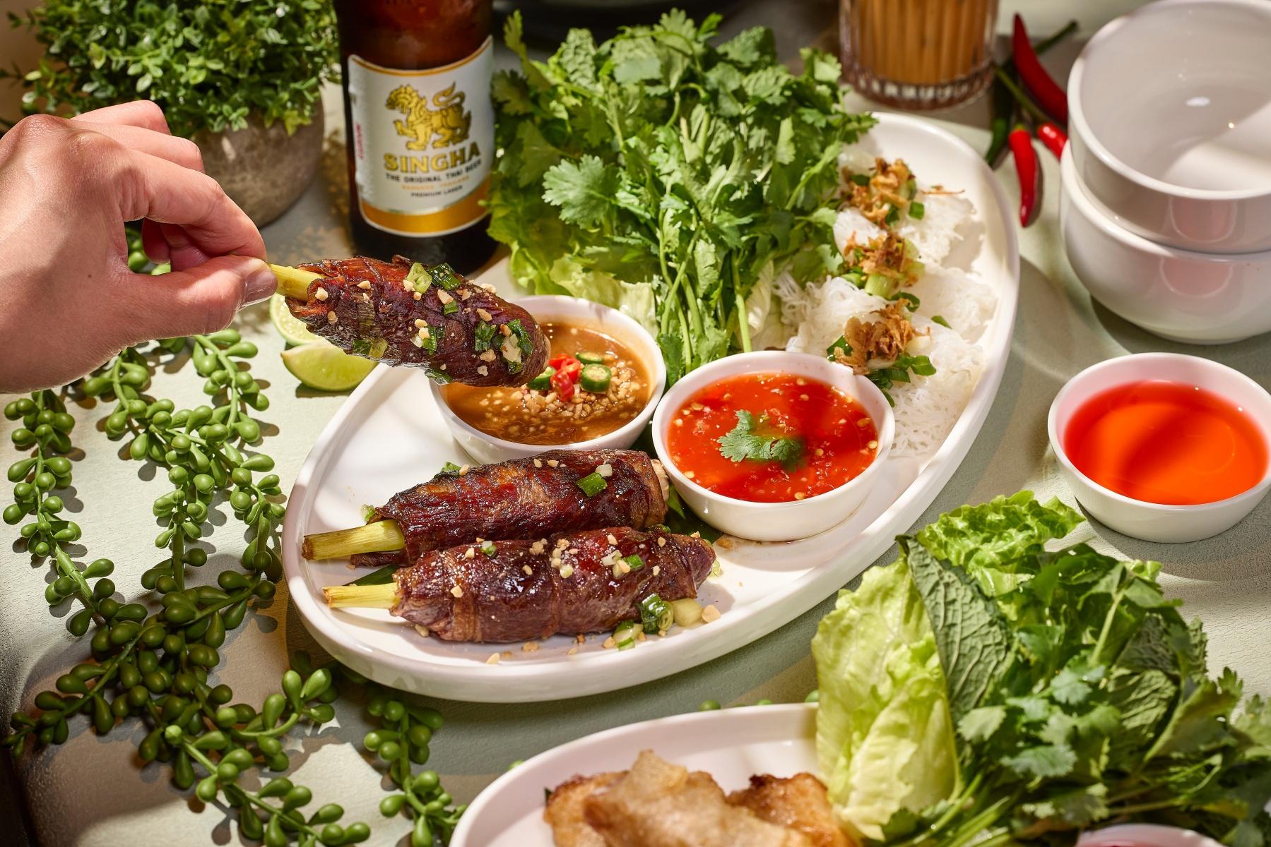 炭燒香茅西冷牛肉($138)蘸上特製蠔油花生醬,甜、鹹、炭香風味平衡。