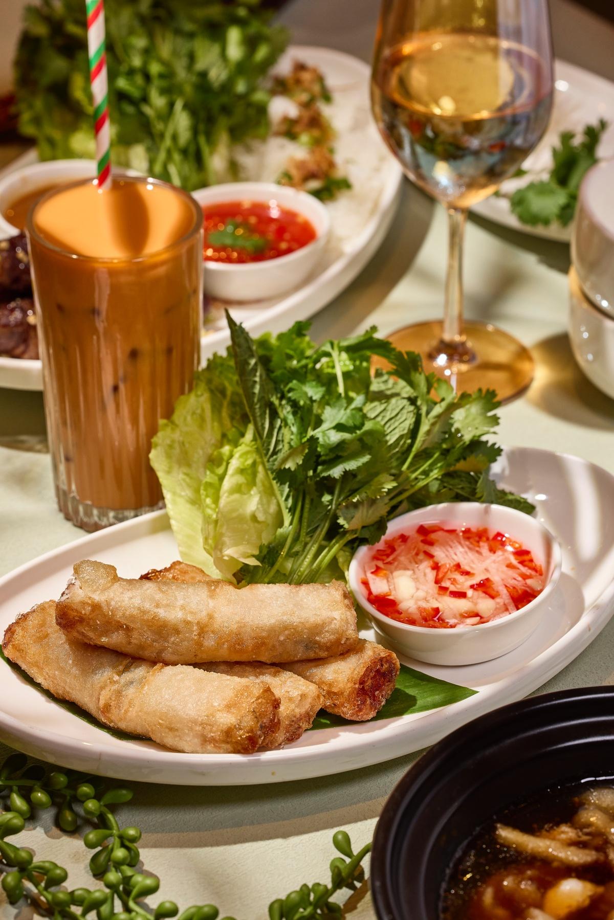 香炸蟹肉春卷(HK$108)以新鮮蟹肉及雞肉碎為餡料,配香辣醋汁提升胃口。