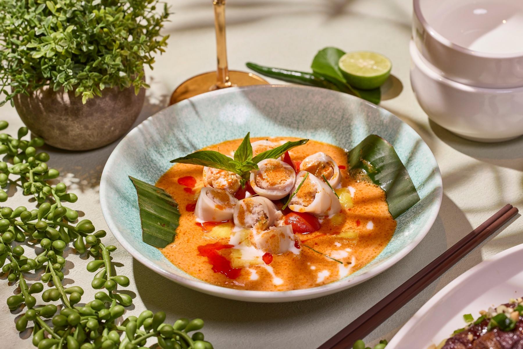 馬沙文咖喱墨魚釀豬肉($148)彈牙墨魚圈釀入免治豬肉及芒果肉,配以充滿椰奶香氣的泰式馬沙文咖喱,香濃開胃。