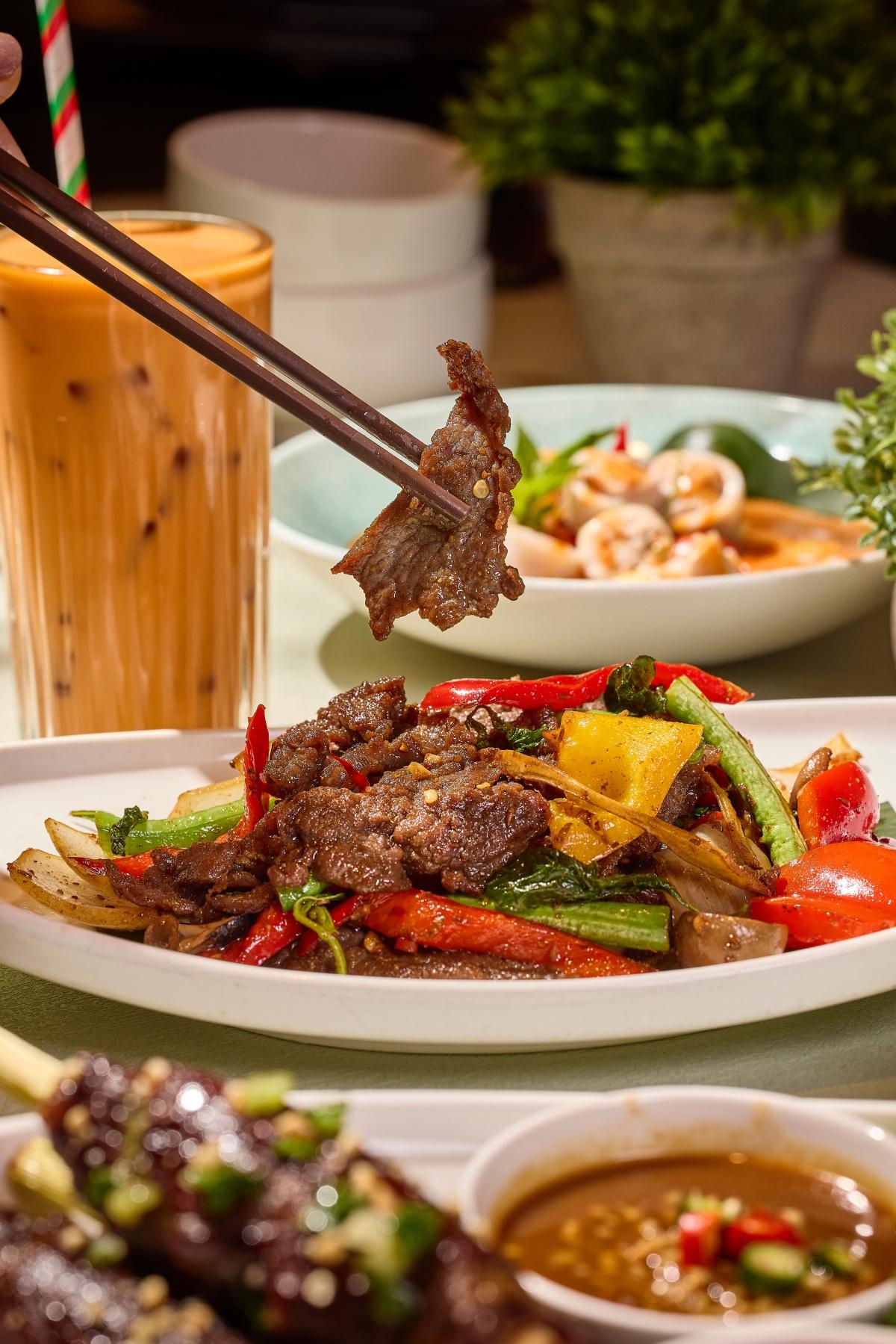 羅勒葉炒牛肉片($138)將薄切美國西冷肉片、青豆、粟米筍、甜椒、九層塔香葉、孜然粉及蠔油一同以大火快炒,香氣四溢。