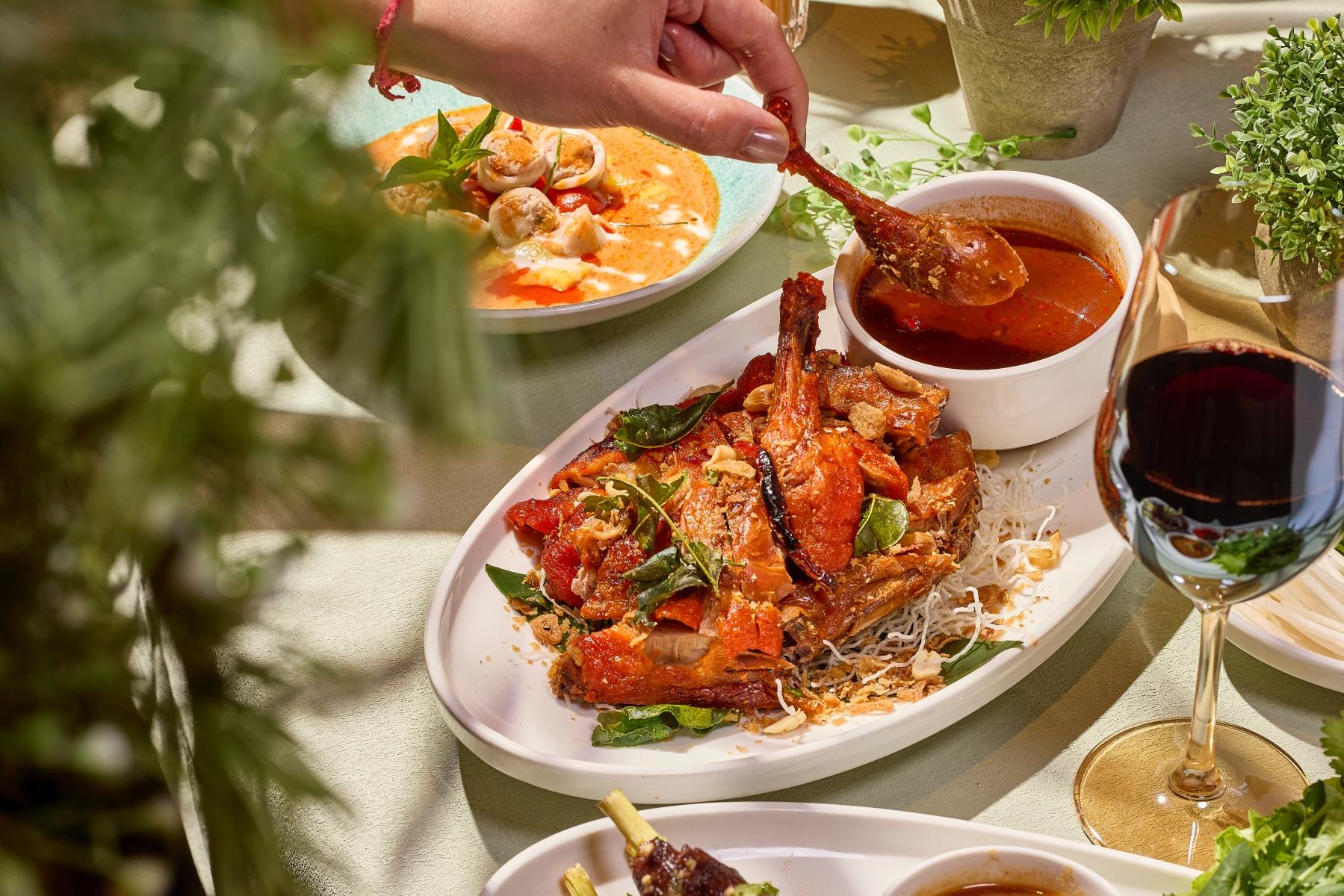 烤鴨配酸甜椰子醬($168)皮脆肉嫩,配羅望子及魚露調成的酸辣椰子醬。