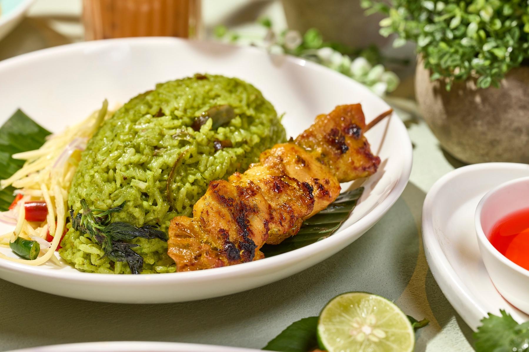 青咖喱雞炒飯($148)將新鮮青咖哩香料醬加入白飯炒香,有鑊氣,搭配炭燒雞腿肉串及酸甜青芒果沙律。