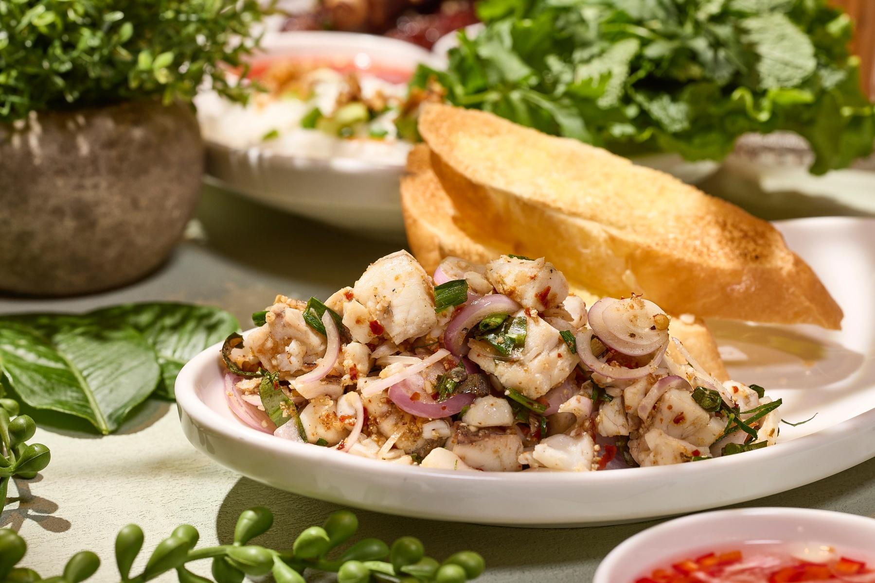 香辣魚肉沙律($128)用蒸熟的鮮甜澳洲盲鰽魚肉,混合辣椒、乾蔥、青檸汁等,佐以烤蒜香麵包。