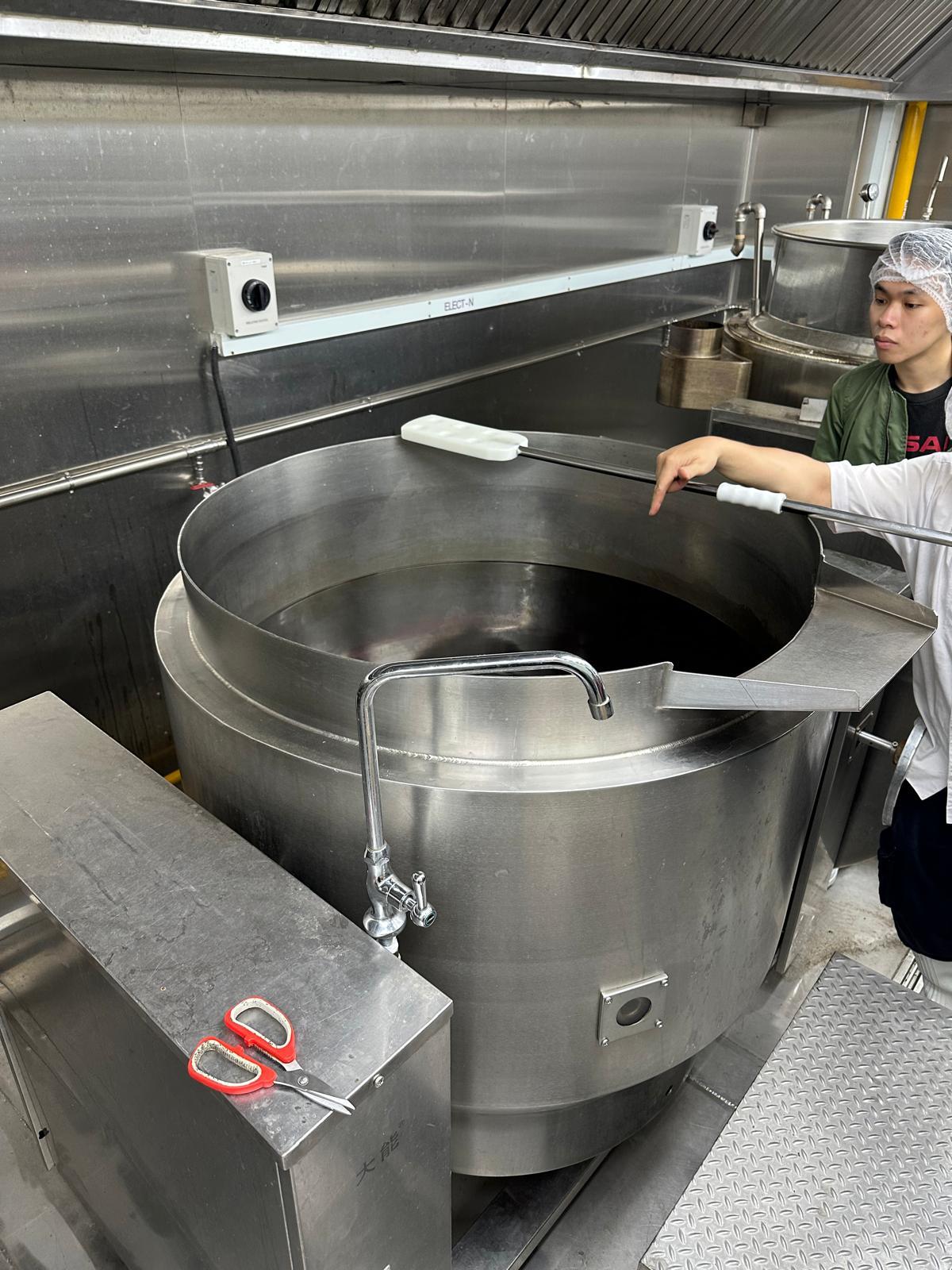 新加坡文東記自設工場調製雞飯醬汁。(店方提供相片)