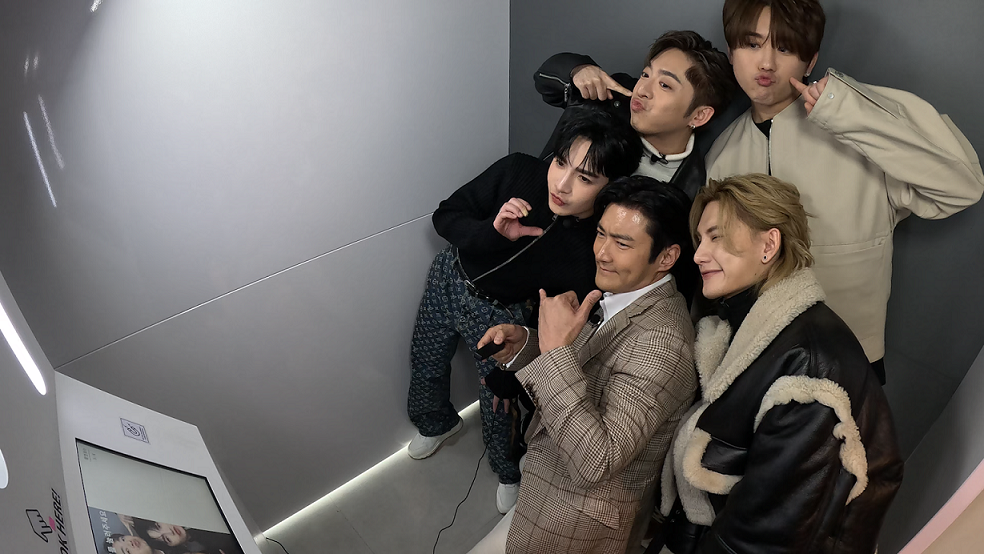 MIRROR「妹豬組」4子與Super Junior 成員崔始源影貼紙相。