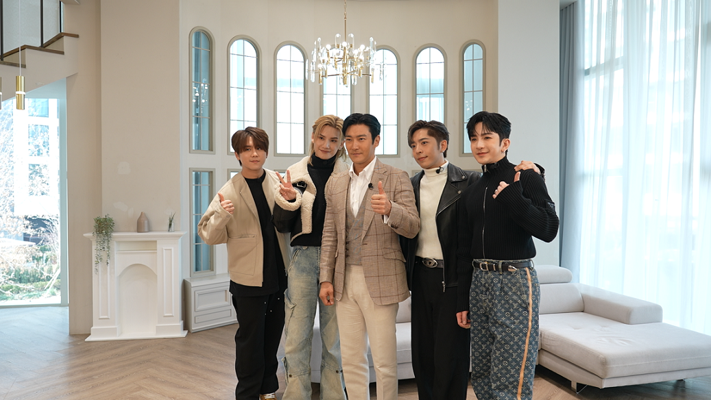 MIRROR「妹豬組」4子與Super Junior 成員崔始源合照。