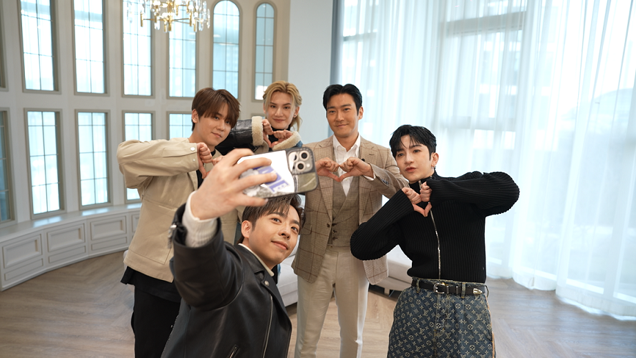 MIRROR「妹豬組」4子與Super Junior 成員崔始源合照。