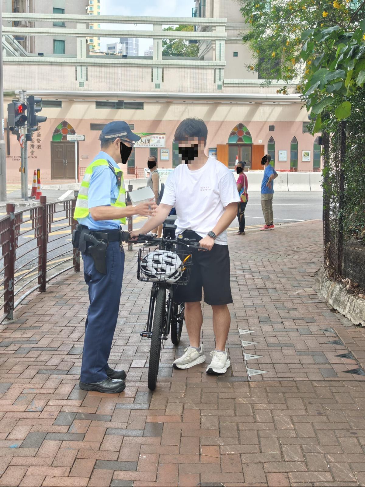 警荃灣打擊交通違例,拘兩男涉非法使用電動可移動工具。(警方圖片)