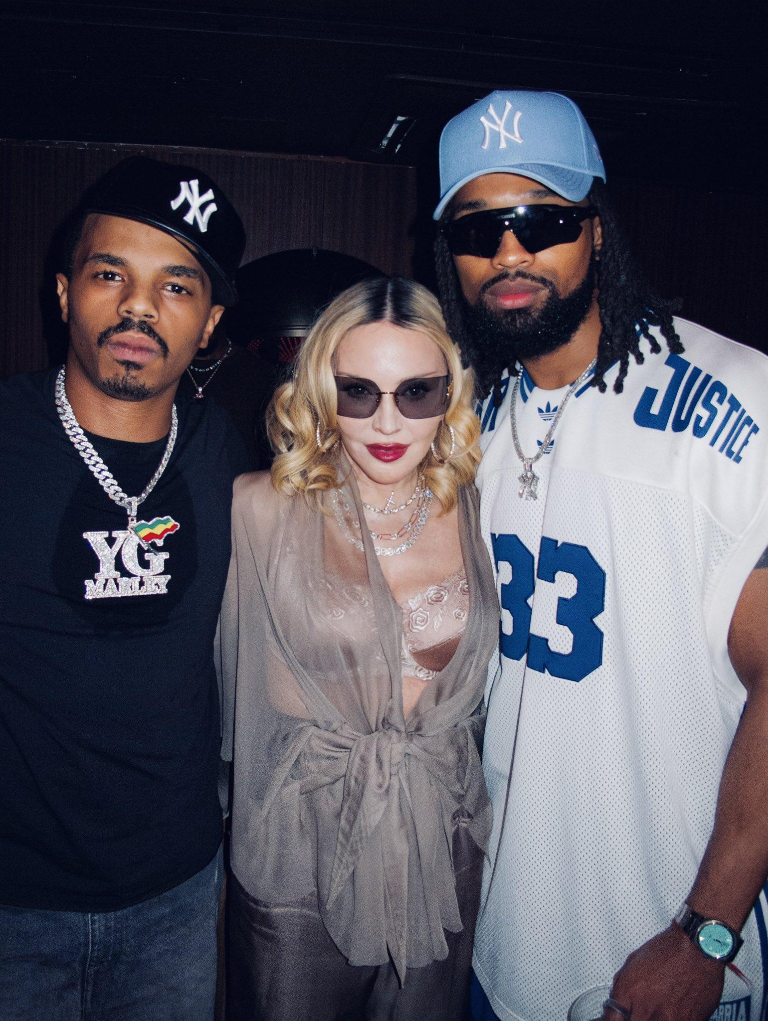 YG Marley、麥當娜及Akeem Morris一起合照。