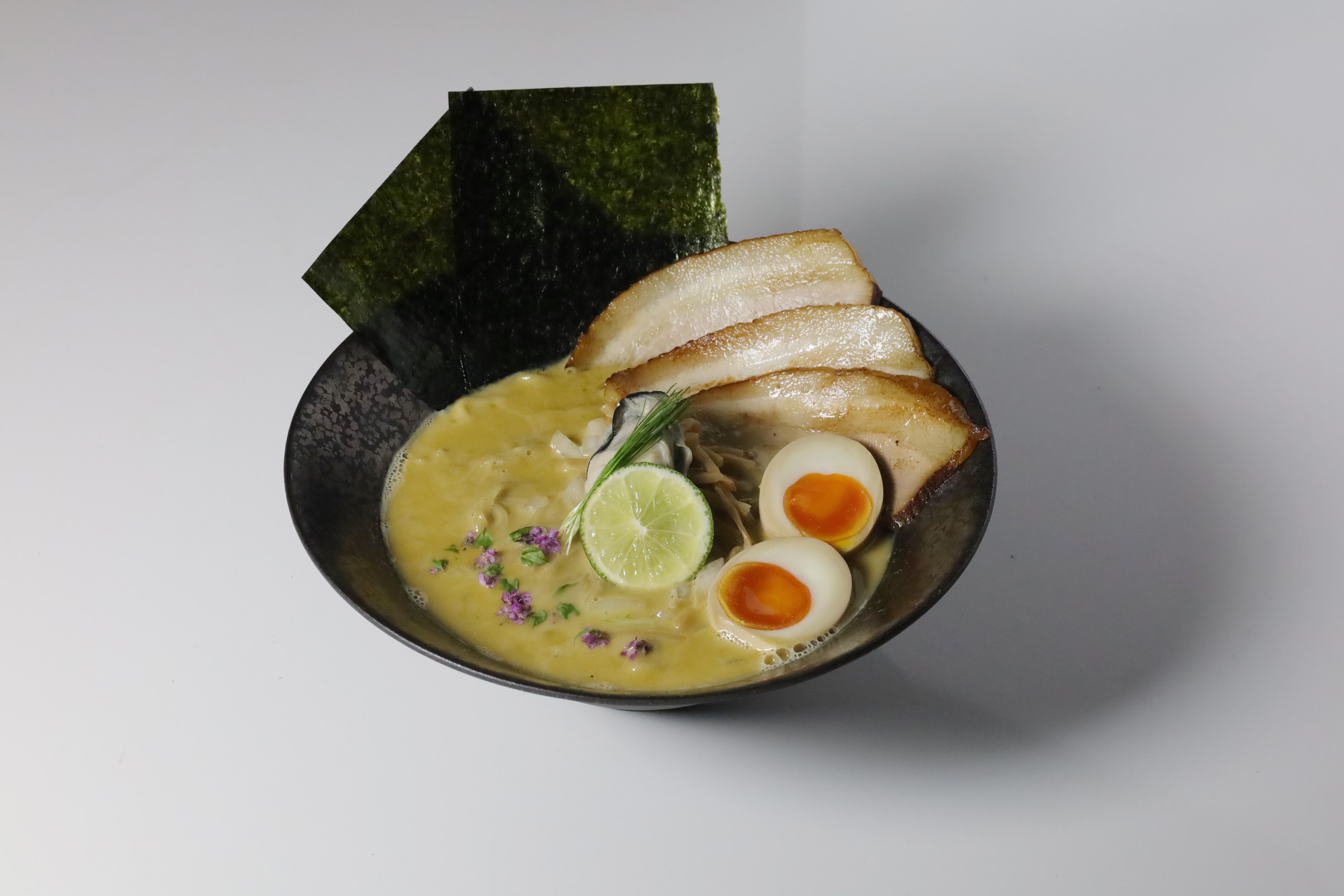 全新特製牡蠣白湯「koeru」($198) 拉麵配以3大片厚切日式煙熏叉燒、櫻木煙熏溏心蛋、肥美酒煮蠔及紫菜。