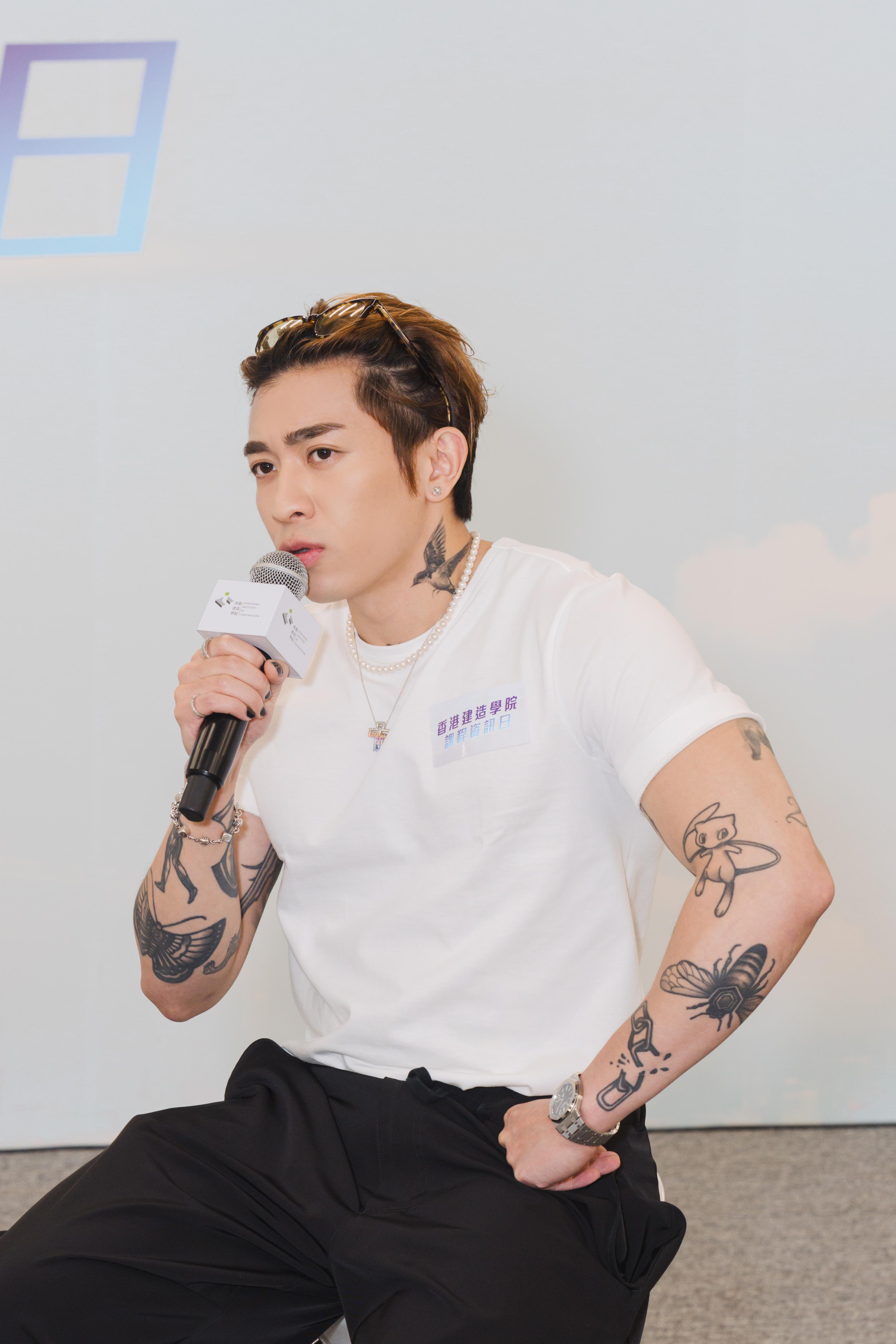 Tyson笑言自己有強迫症,會迫自己看haters的留言,如做gym 一樣。