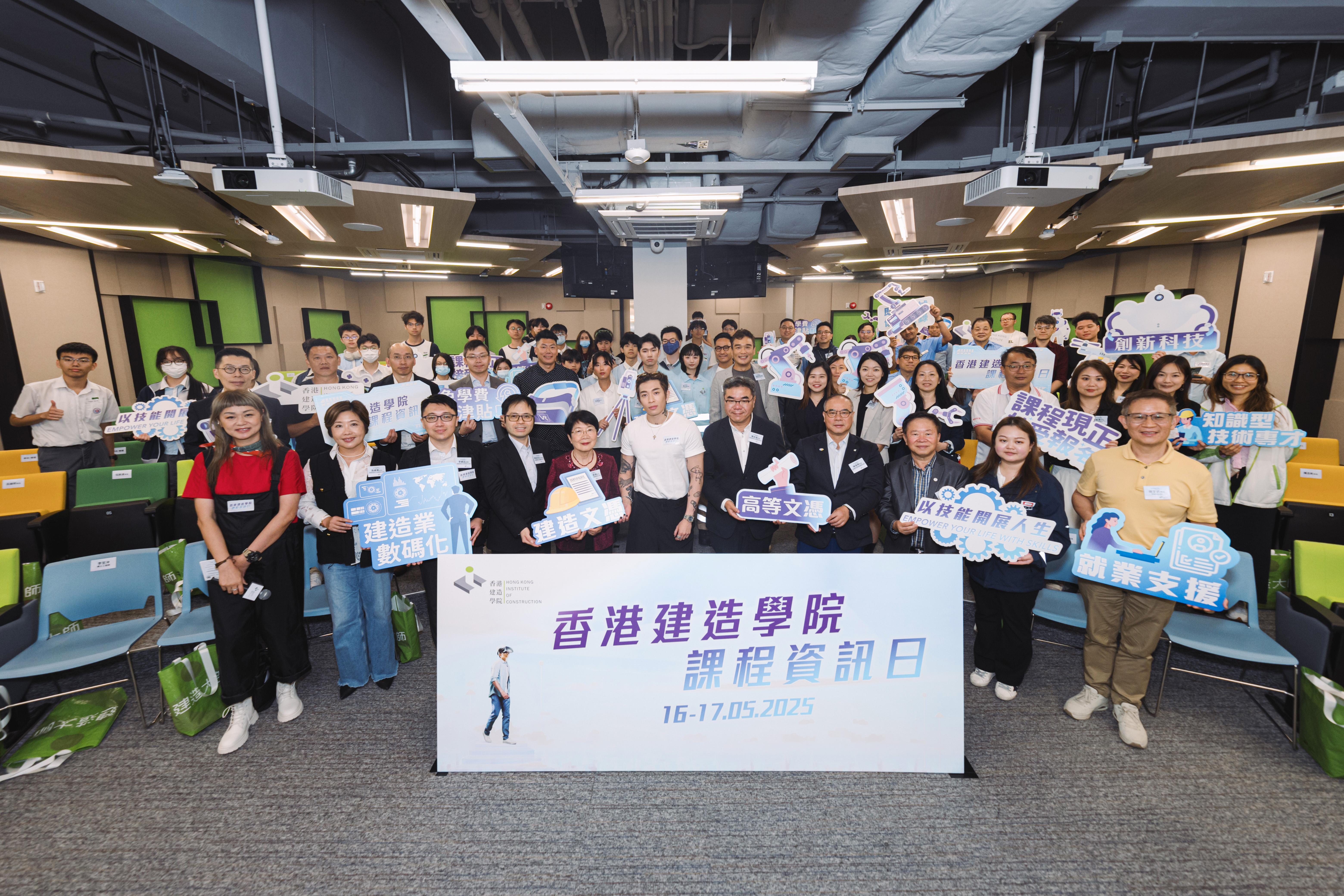 Tyson Yoshi與一眾學生分享交流。