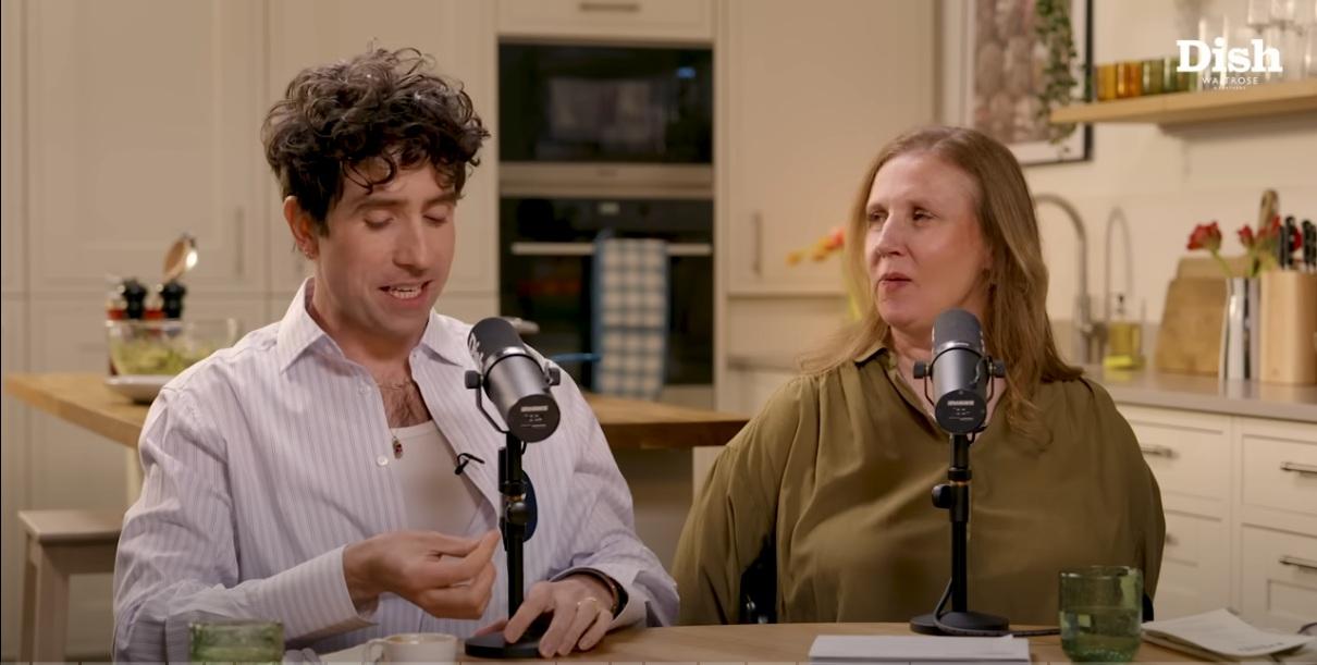 妮坦莉寶雯向兩位主持大力推介節目《黑白大廚》。