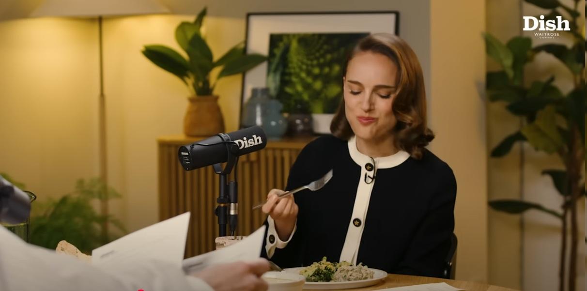 妮坦莉寶雯一邊享受美食,一邊接受訪問。