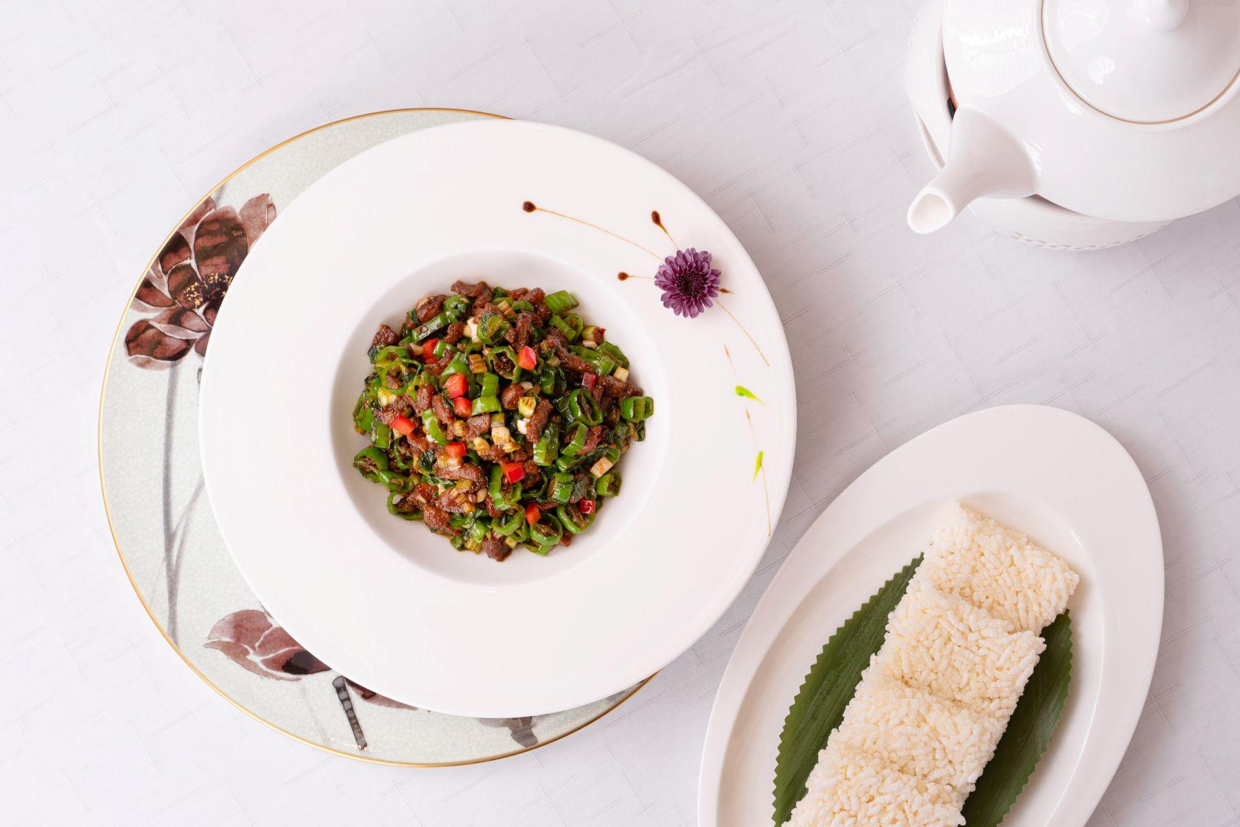 辣椒豆瓣醬九層塔香爆紐西蘭草飼羊仔柳配鍋巴$288 羊肉細嫩不羶,醬香不覺辛辣,與鬆脆鍋巴一同入口層次豐富。