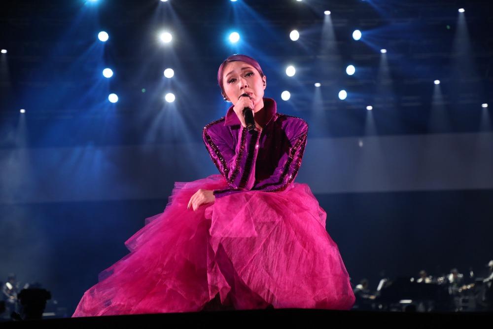 近年楊千嬅不時舉行不同形式的演唱會,圖為2022年《楊千嬅 B minor 音樂會》,是她第二度舉辦Side Track 演唱會。(圖片來源:Getty)