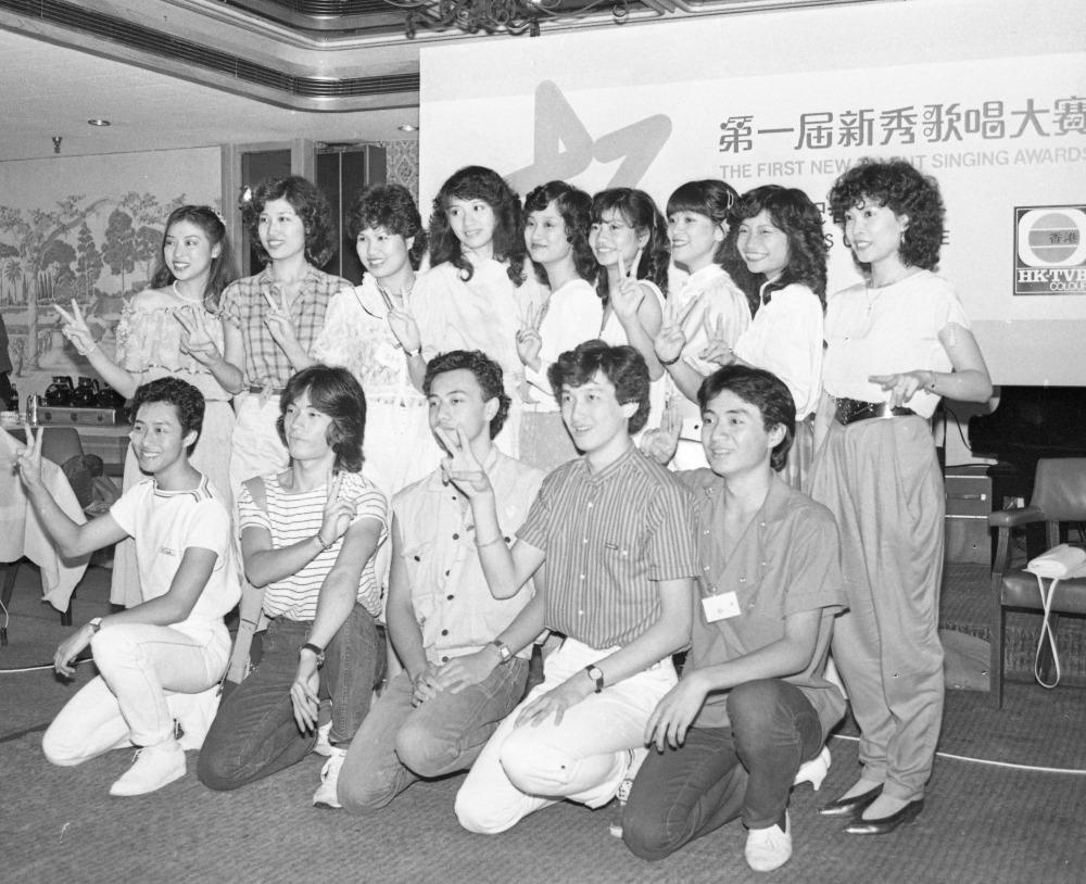 18歲的梅艷芳(後排左4)參加《第一屆新秀歌唱大賽》,其時的評委包括顧嘉煇、黃霑和泰迪羅賓等,都是樂壇重量級人物。黃霑給了梅艷芳滿分,而顧嘉煇就說藝術沒有滿分,因此給99分。(圖片來源:Getty)