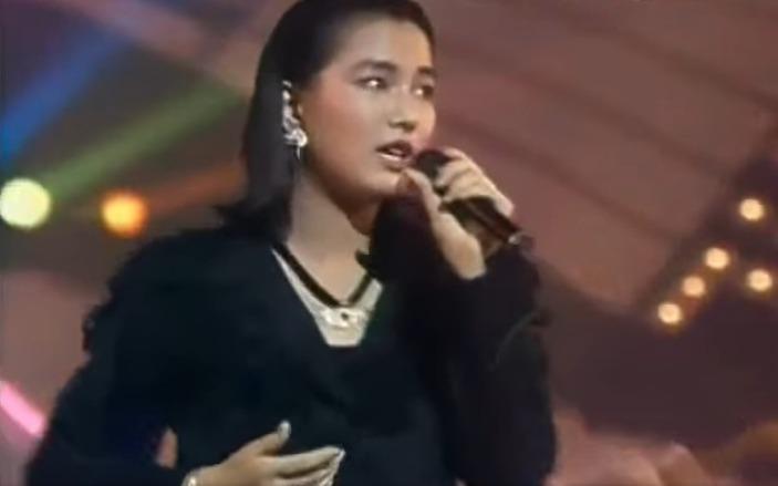 1988年,鄭秀文參加《第七屆新秀歌唱大賽》,憑《乾一杯》奪得季軍,從而加入樂壇。(網上截圖)