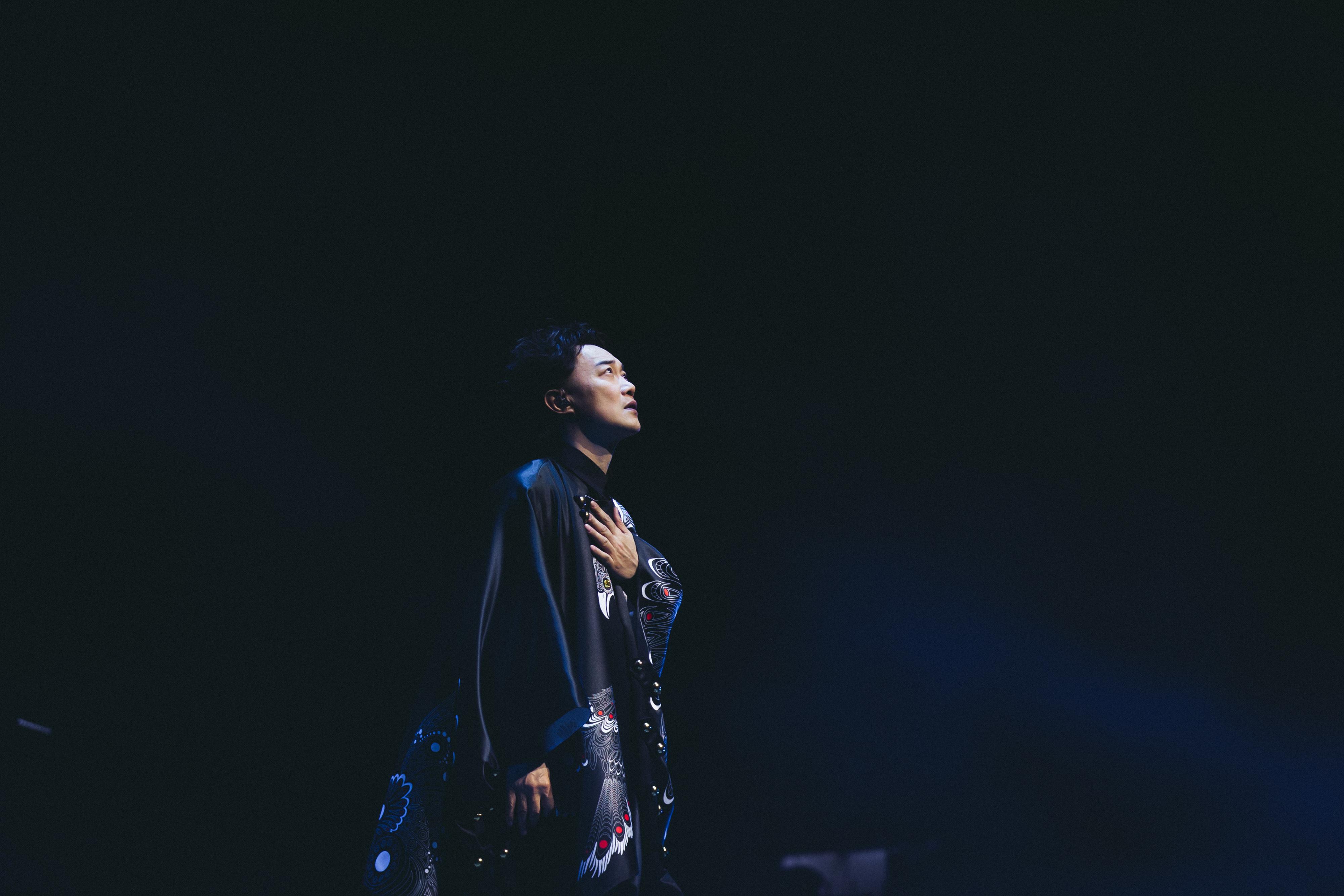 Eason為首次日本演出,驚喜獻唱1995年於日本錄製的出道代表作《游離份子》。