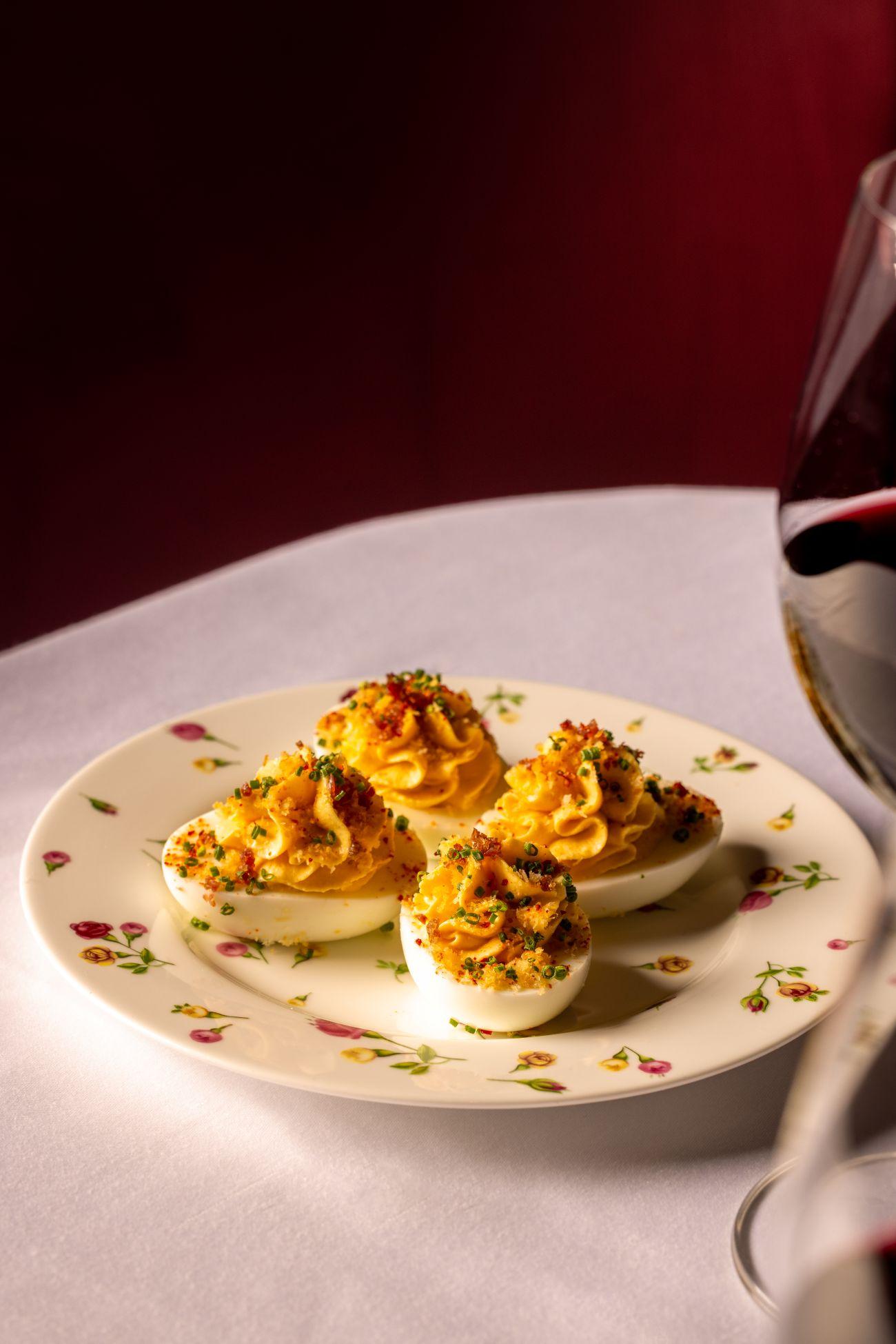 魔鬼蛋($8半隻) 綴上自家調校、唧花的香蒜蛋黃醬、Espelette法國紅辣椒粉、脆煙肉碎及蝦夷蔥,微辛香口滋味。