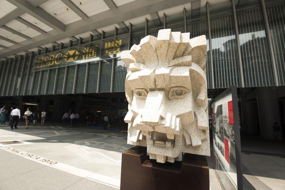 說到滙豐銀行的獅子,其實還有這一款。此乃第三代滙豐總行大廈中的花崗岩獅子頭裝飾。(圖片來源:Shutterstock)