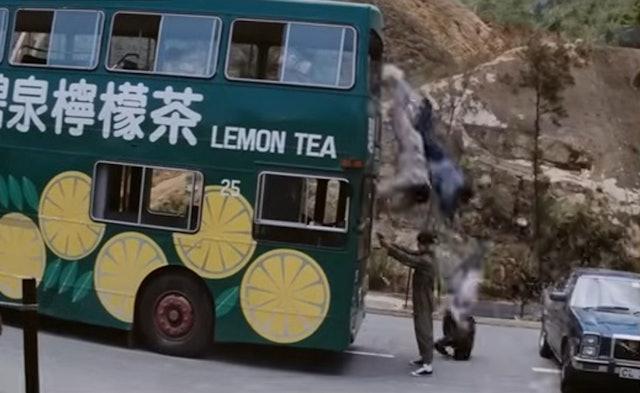 《警察故事》跳巴士驚險場面,兩人從車頭位置插水式跳落地。(影片截圖)
