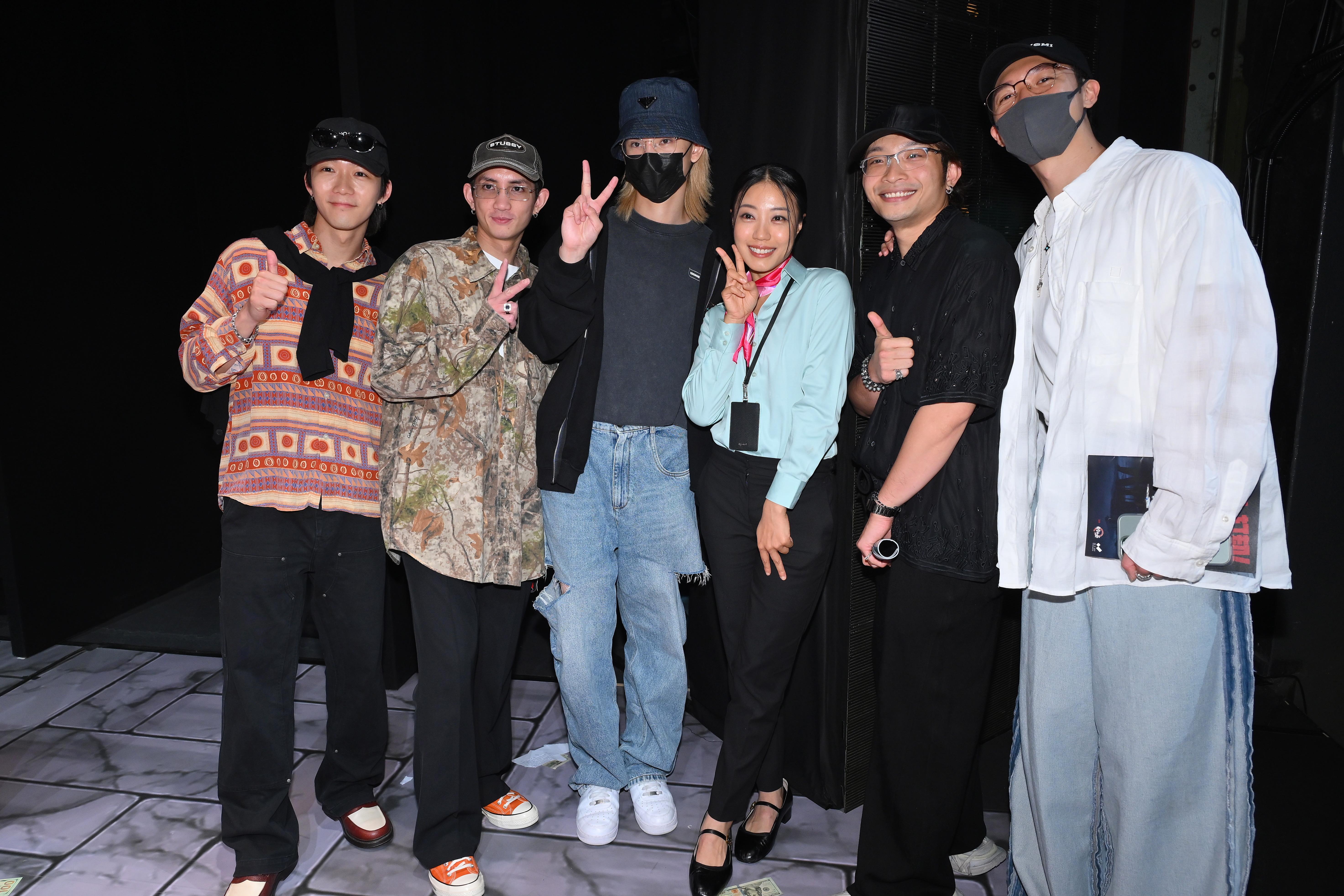 芯駖獲同門的Dee哥及MIRROR成員支持。