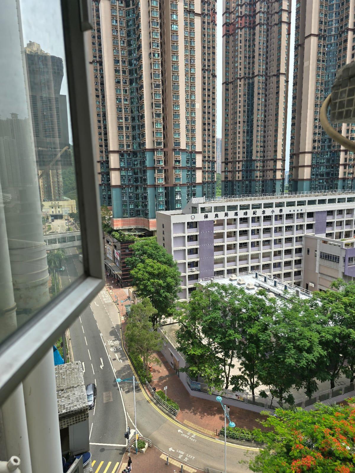 單位座向東南,景觀望開揚市景、學校景及園景。(代理提供)