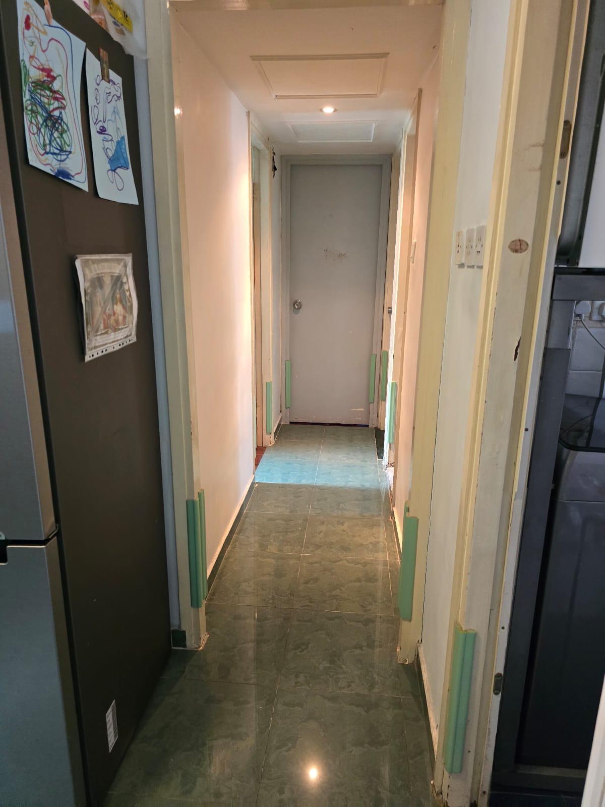 單位設有三房,圖為房間對出的走廊位。(代理提供)