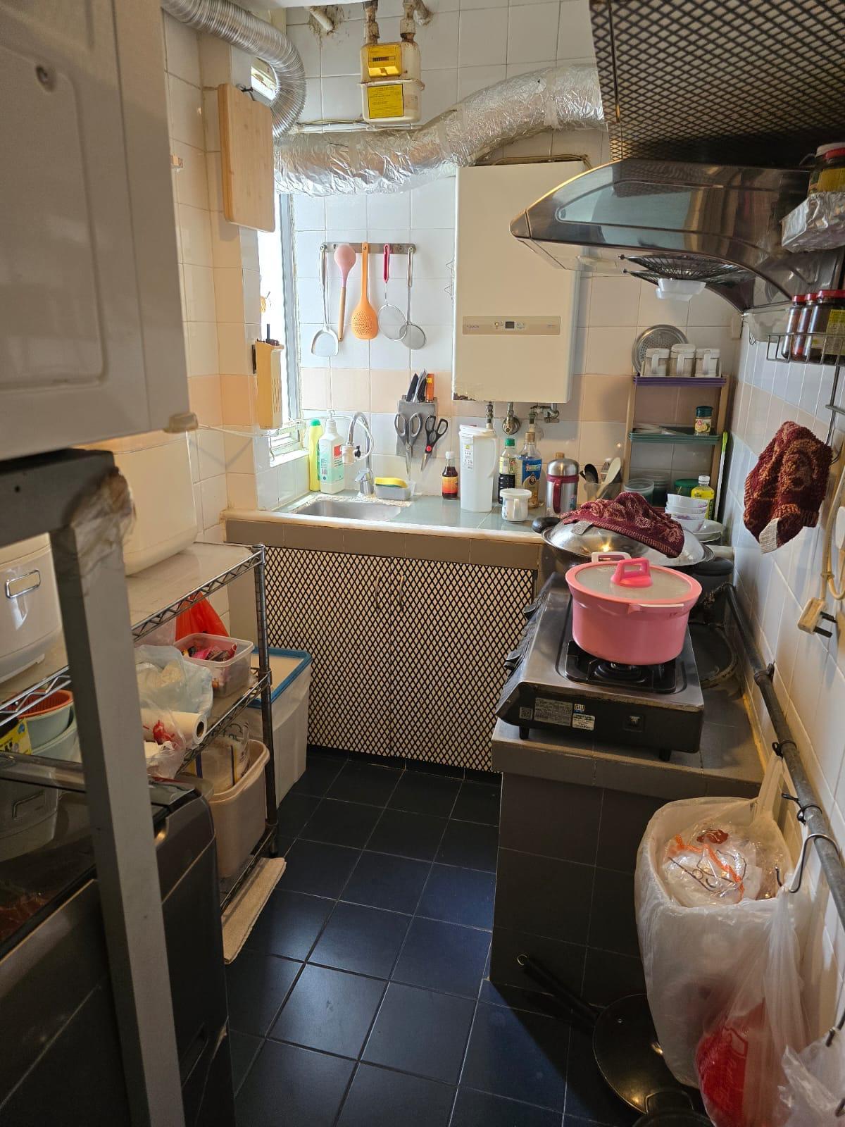 廚房面積闊落。(代理提供)