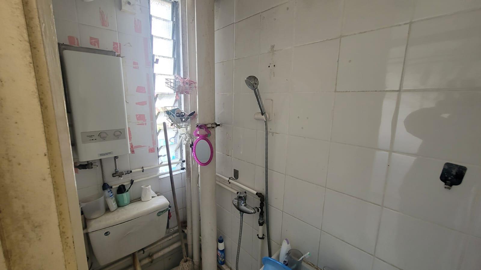 單位浴室不大,但為明廁。(代理提供)