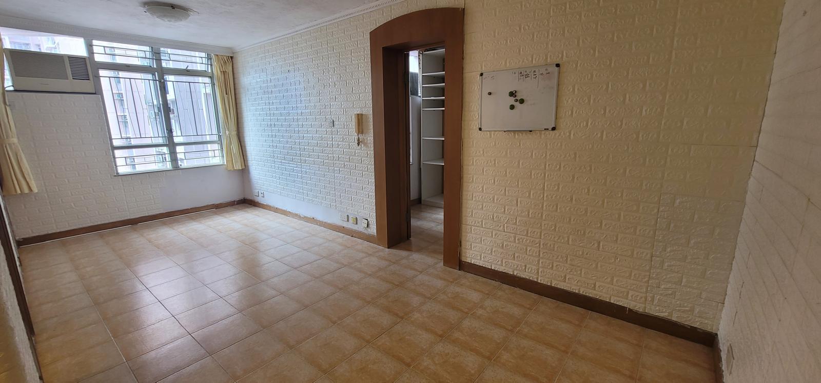 單位有兩房,屬廣明苑大兩房間隔。(代理提供)