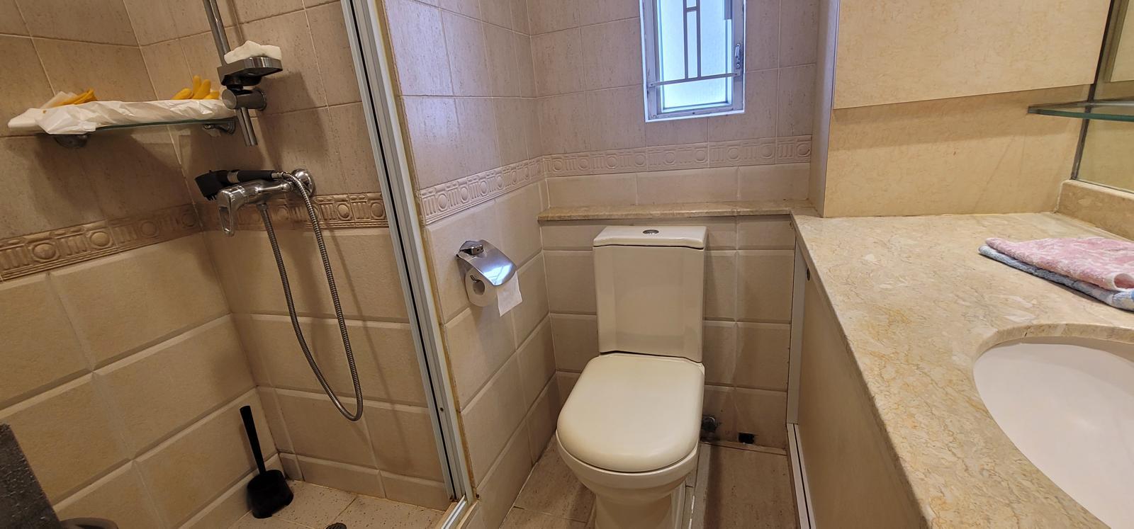 浴室為明廁,實用通爽。(代理提供)